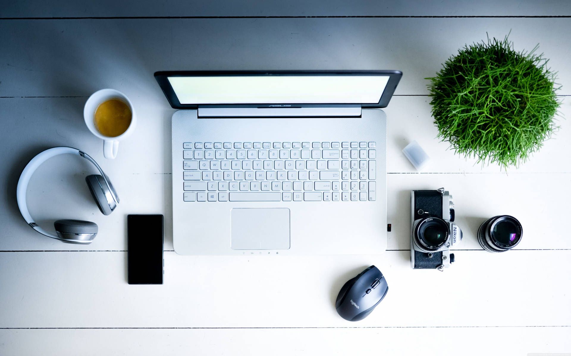 1920x1200 Office Desk Wallpaper