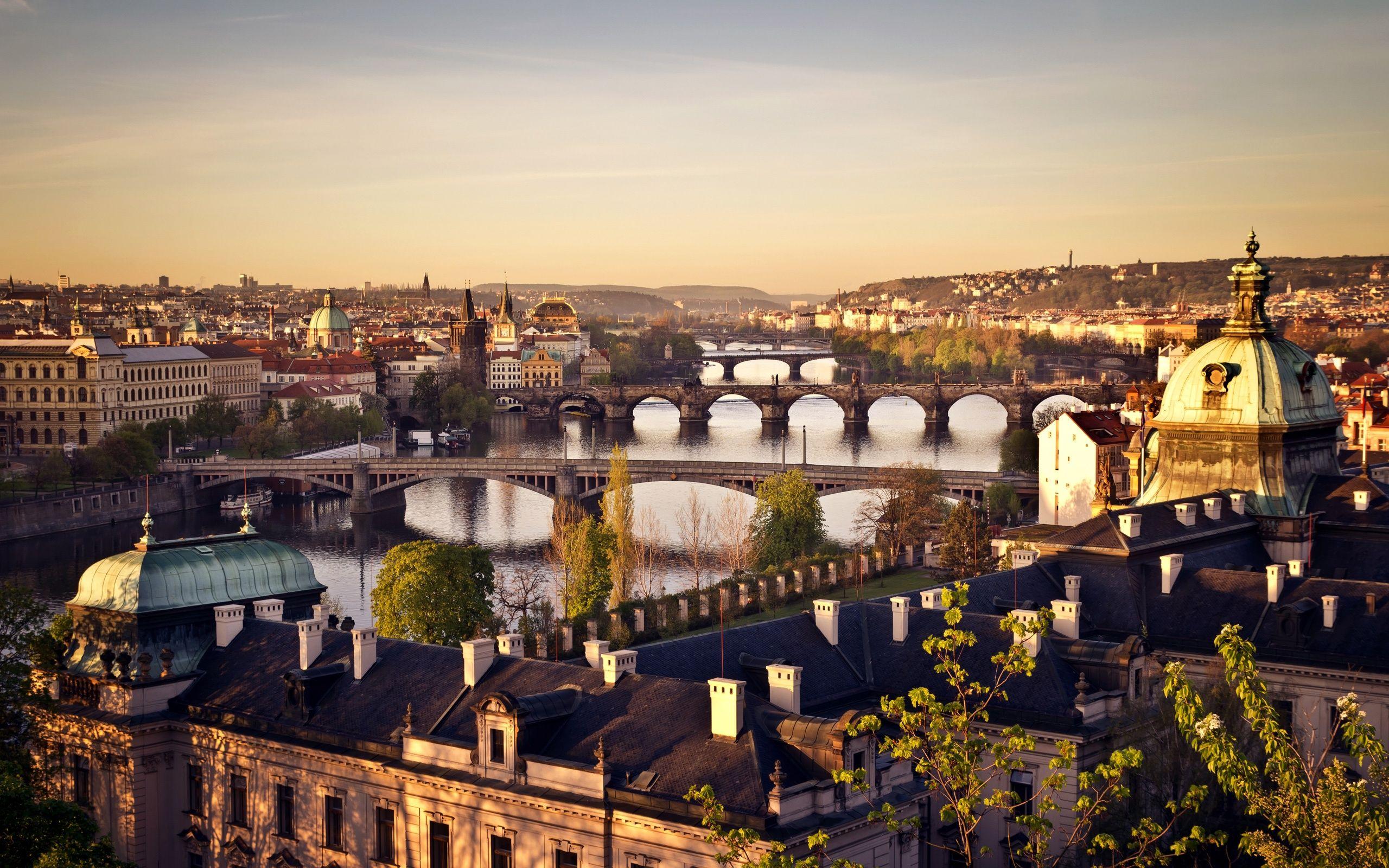 2560x1600 Czech Republic, Prague, city, bridge, river Vltava, sunrise, houses