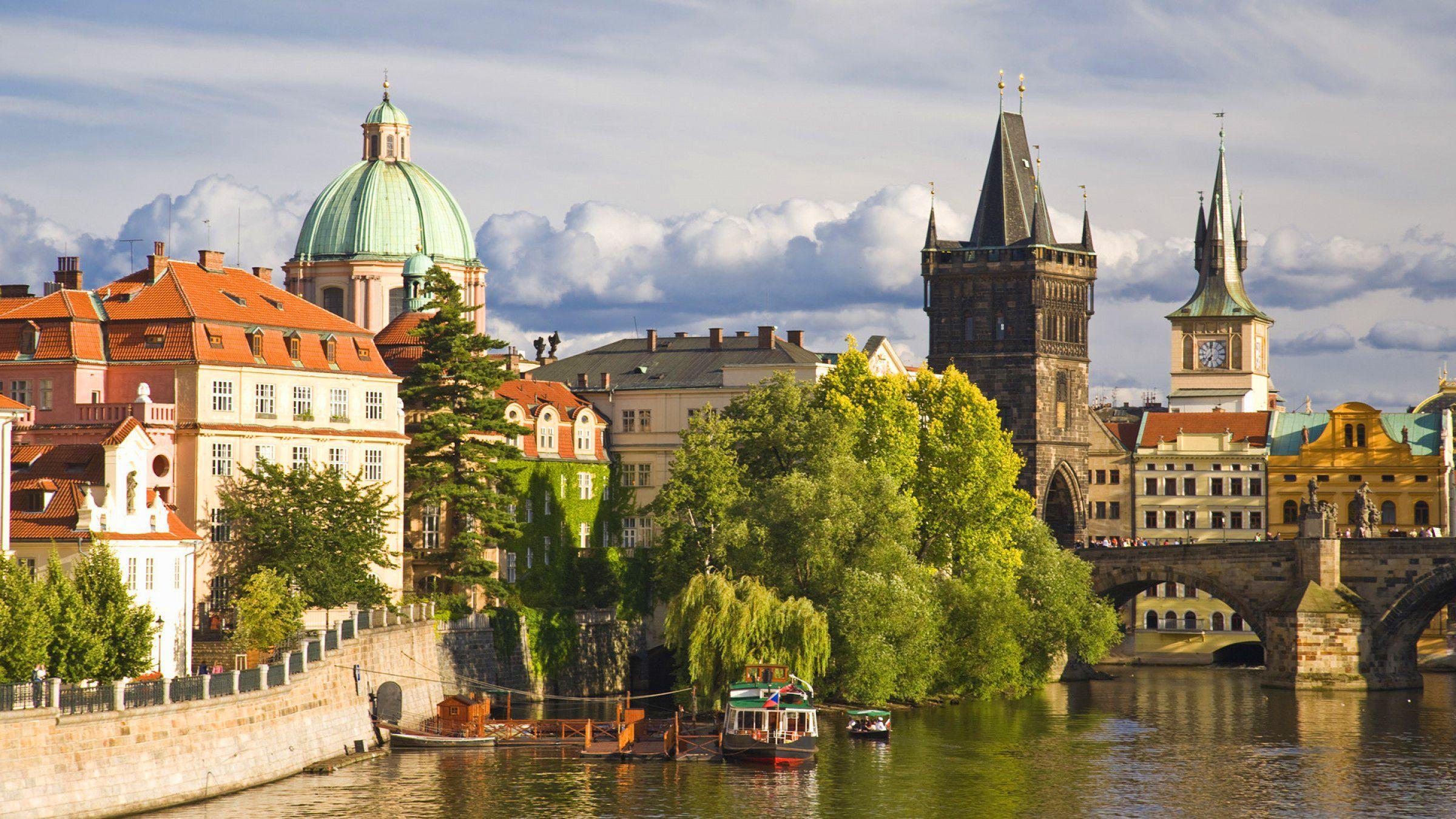 2400x1350 Prague Czech Republic Wallpaper