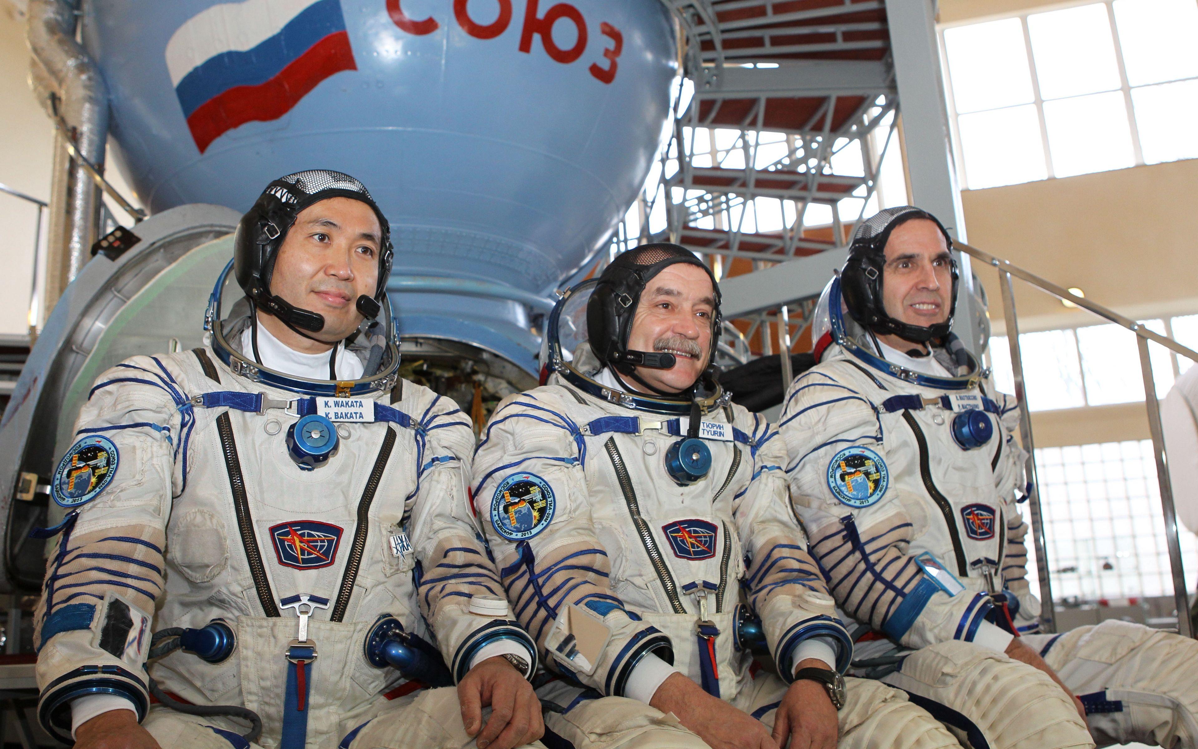 3840x2400 Download Wallpaper 3840x2400 Soyuz Tma 11m, Crew, Mikhail Tyurin