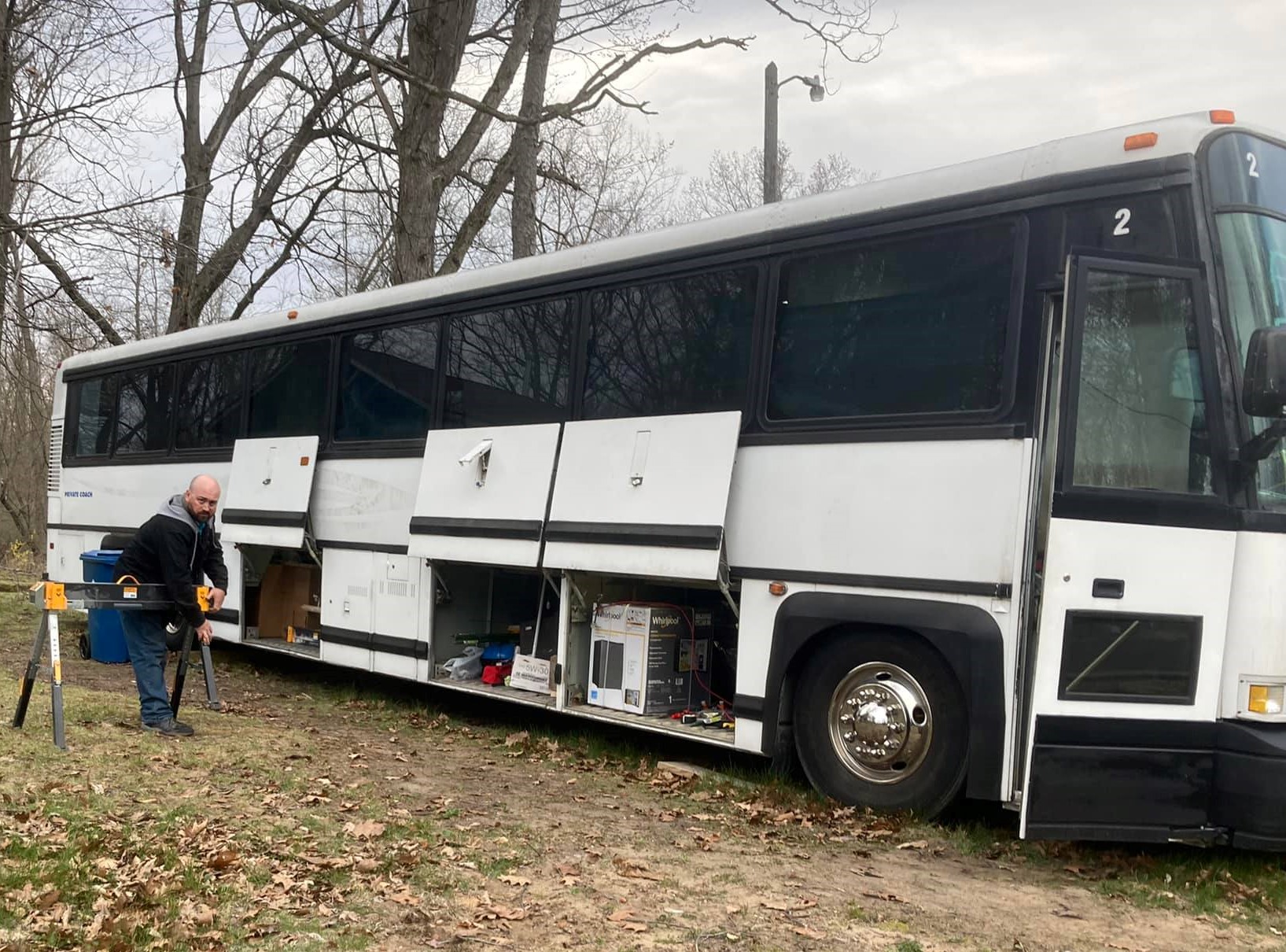 1635x1210 Couple fleeing Midland for bus life