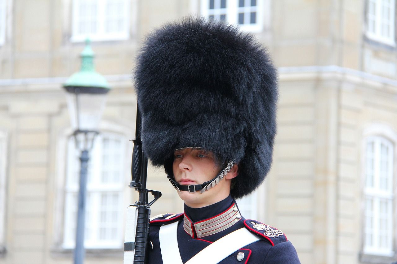 1280x853 Guard, uniform, man, hat, black fur hat