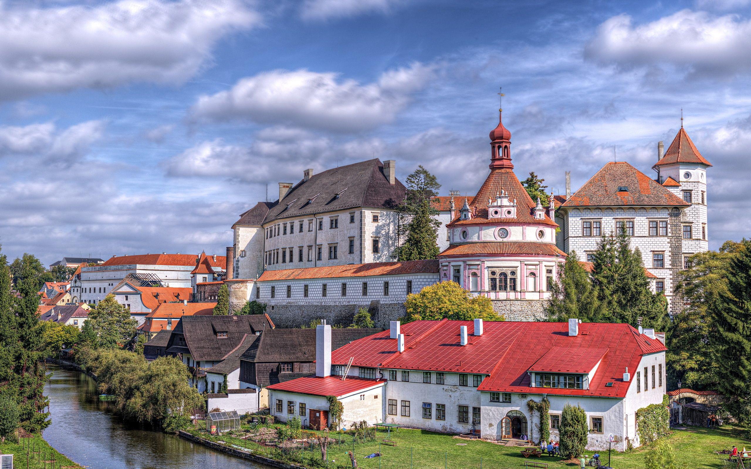 2560x1600 Czech Republic, city, castle, house, river, trees, sky, clouds