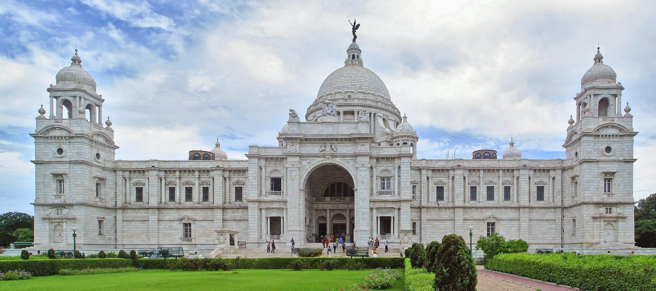 2252x1000 Victoria Memorial Wallpaper