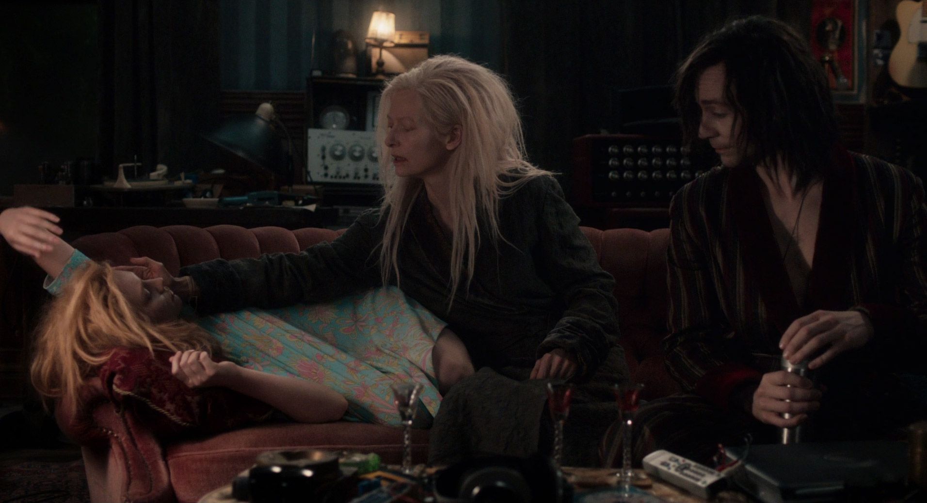 1912x1038 Only Lovers Left Alive 116