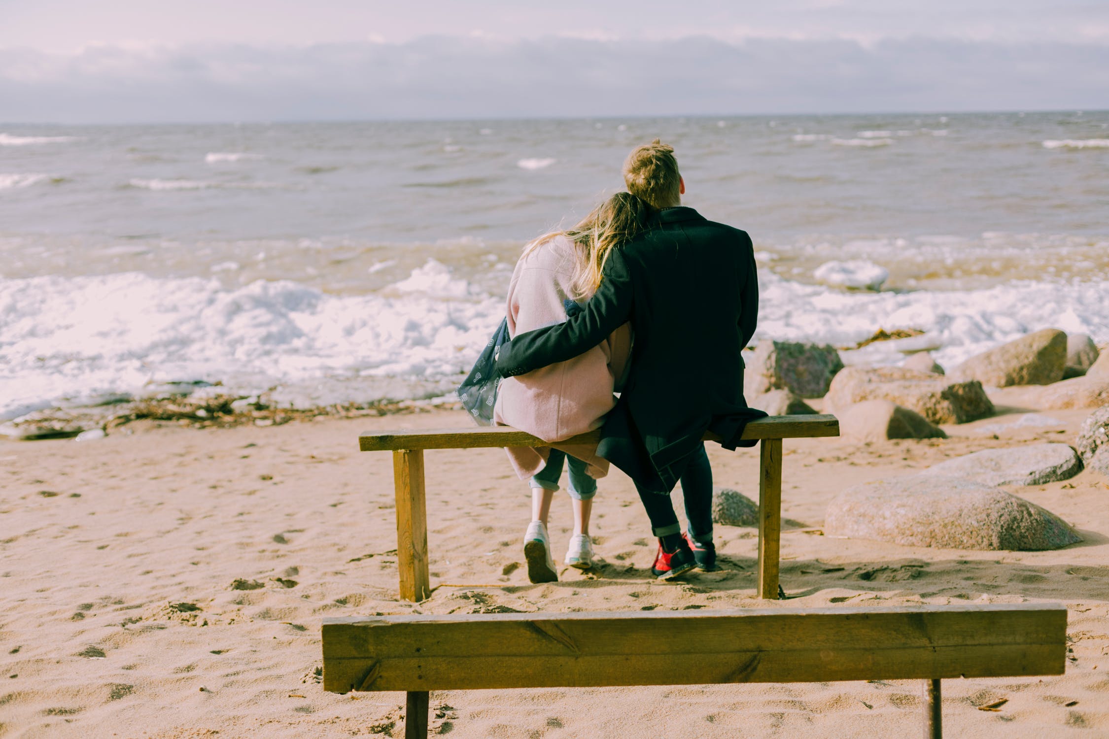 2250x1500 Romantic Movements At The Beach Couple