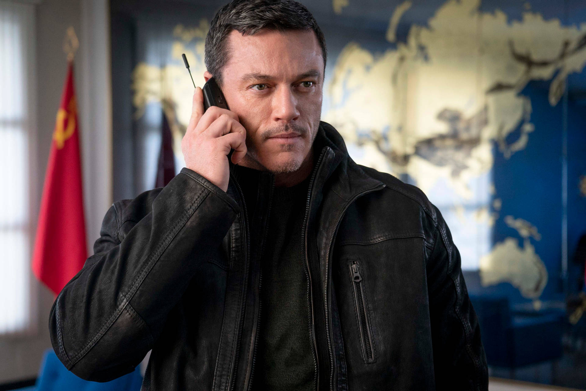 1920x1283 Luke Evans Wallpaper
