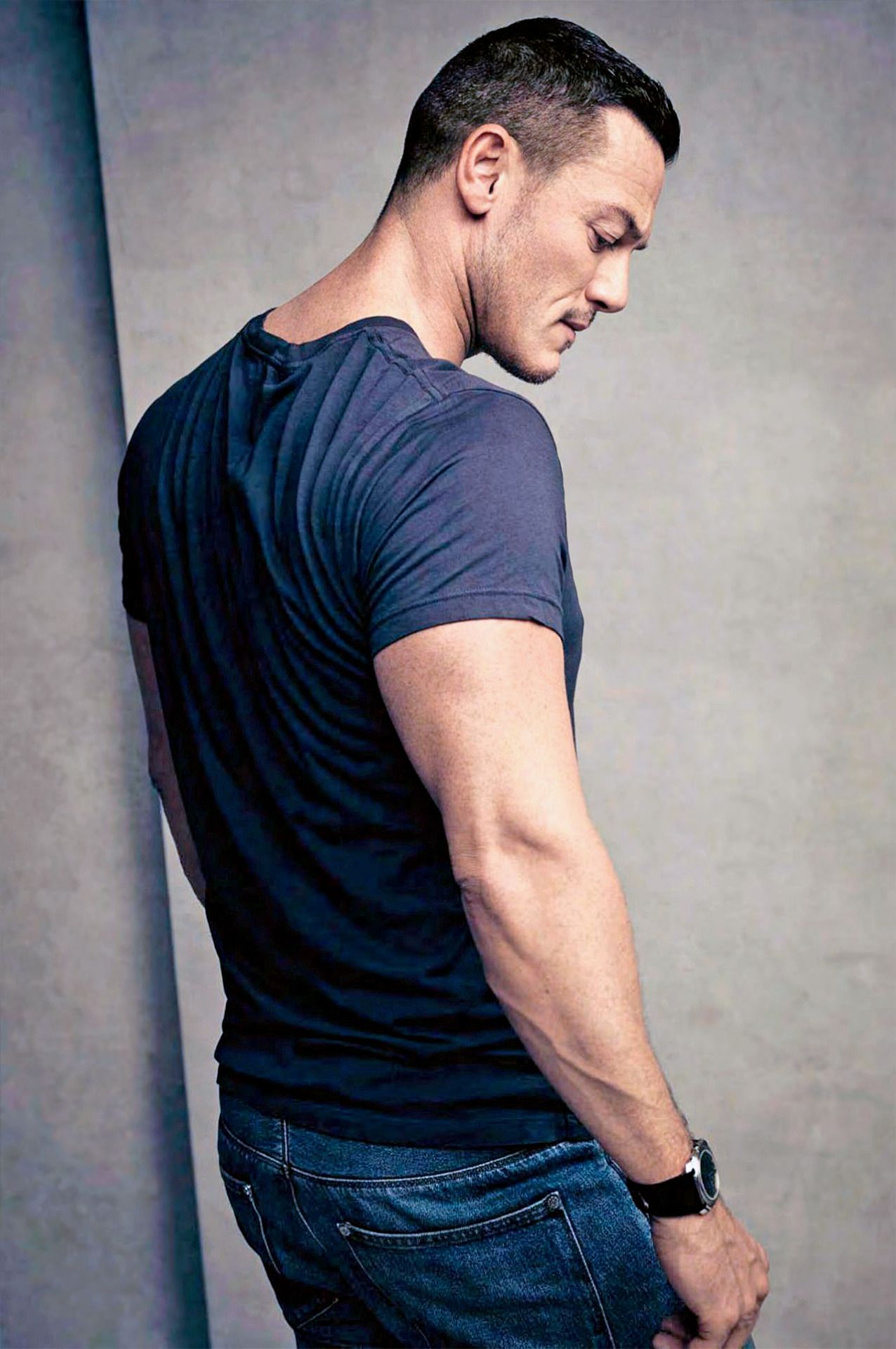 1276x1920 Luke Evans HD