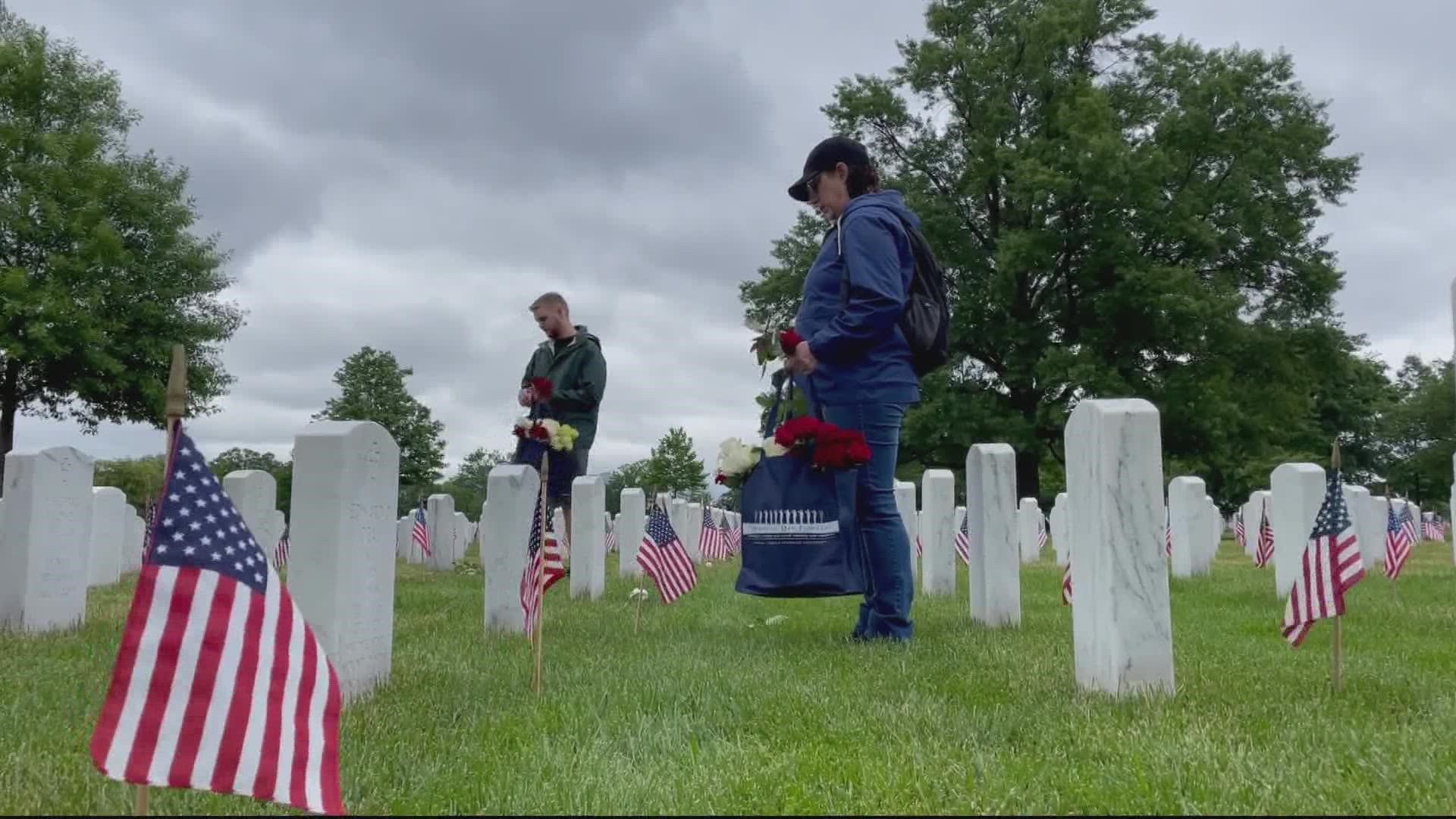 1920x1080 Thousands of flowers laid at Arlington National Cemetery