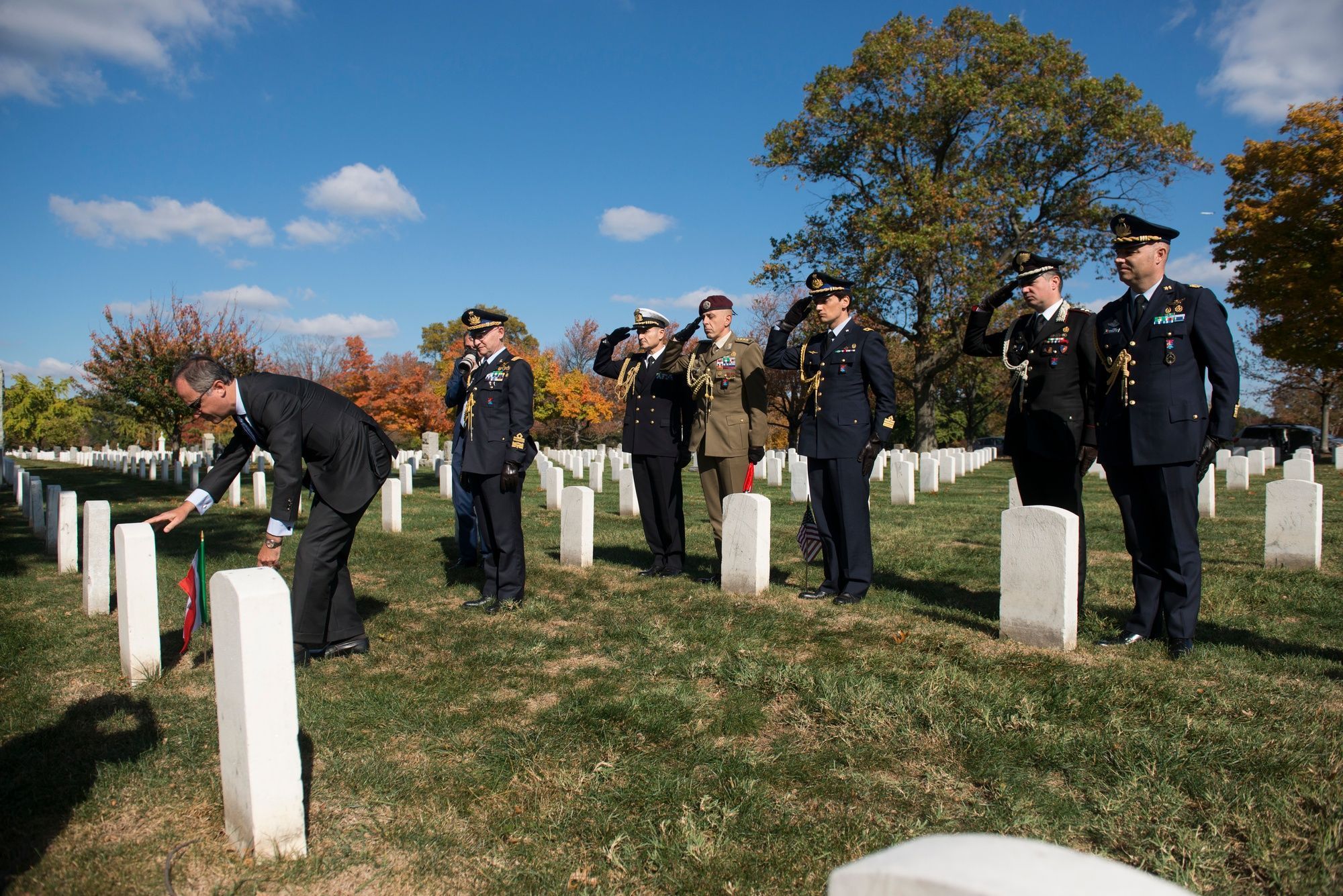 2000x1335 DVIDS Ambassador to the United States visits Arlington National Cemetery [Image 5 of 6]