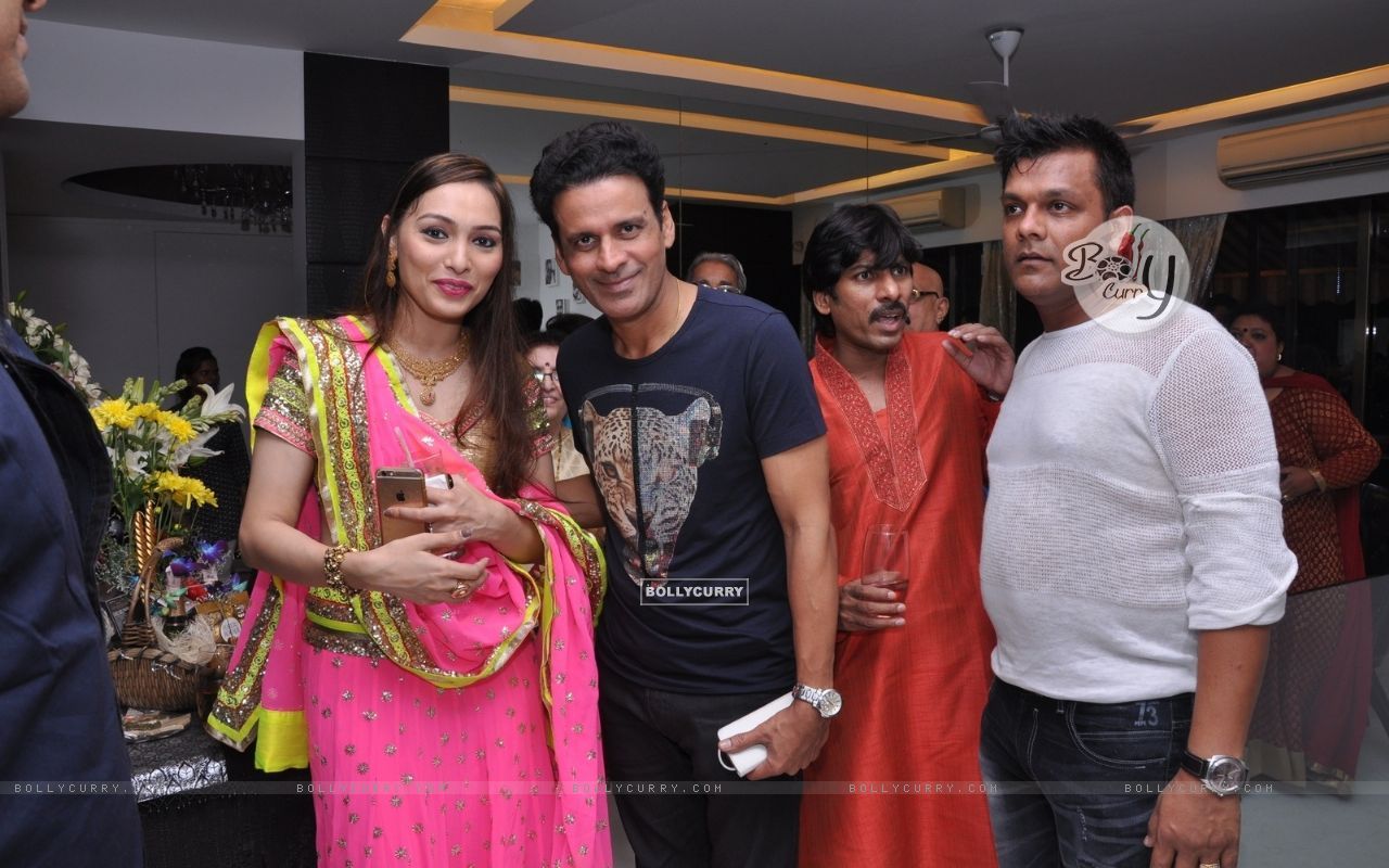 1280x800 Wallpaper Bajpayee at Ganesh Hegde's Birthday Bash size:1280x800