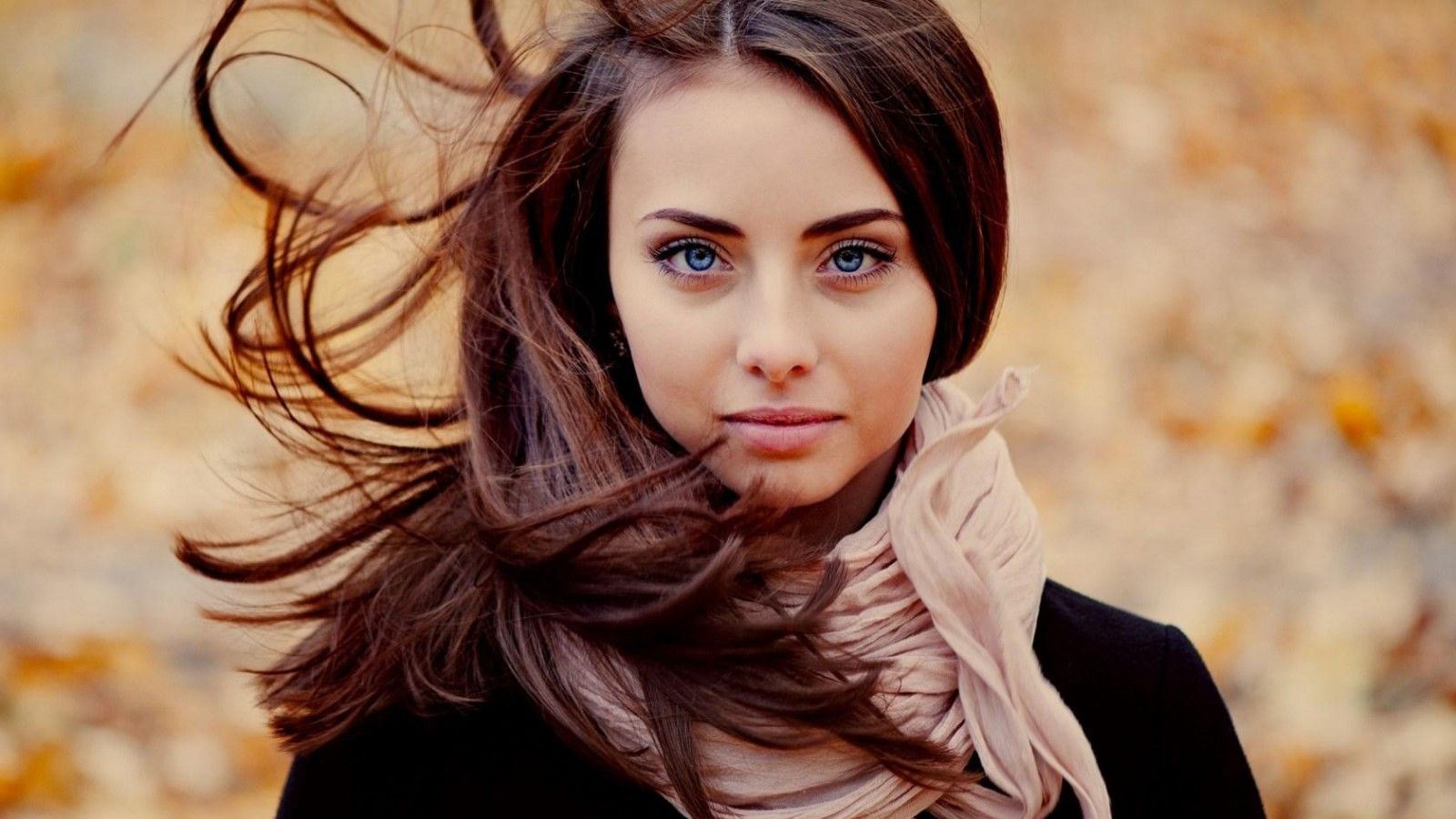 1600x900 brunette, eyes, scarf, model, blue eyes, Ann Nevreva, windy, Natalya, women outdoors, women Gallery HD Wallpaper