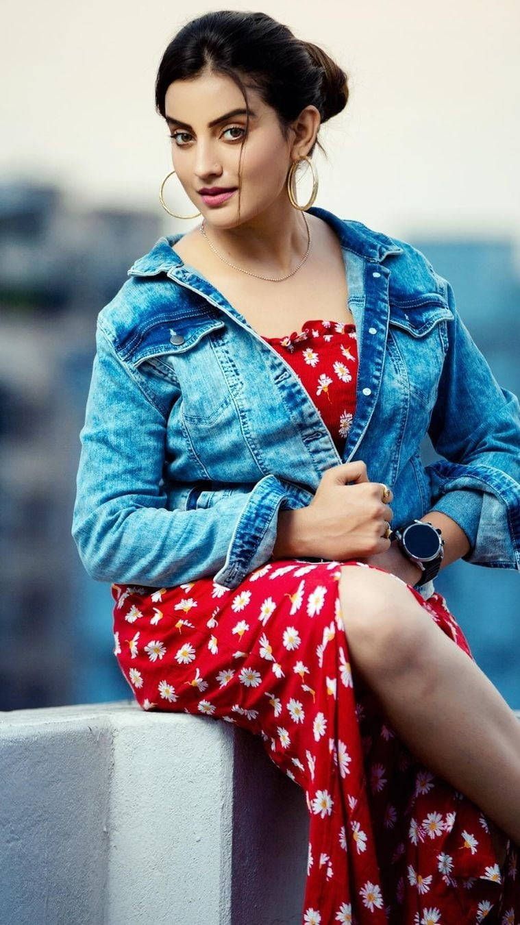 759x1350 Download Elegant Bhojpuri Actress Posing on Concrete Wall Wallpaper