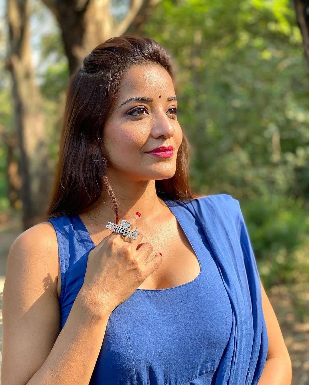 1080x1349 Download Bhojpuri Actress Looking In The Distance Wallpaper
