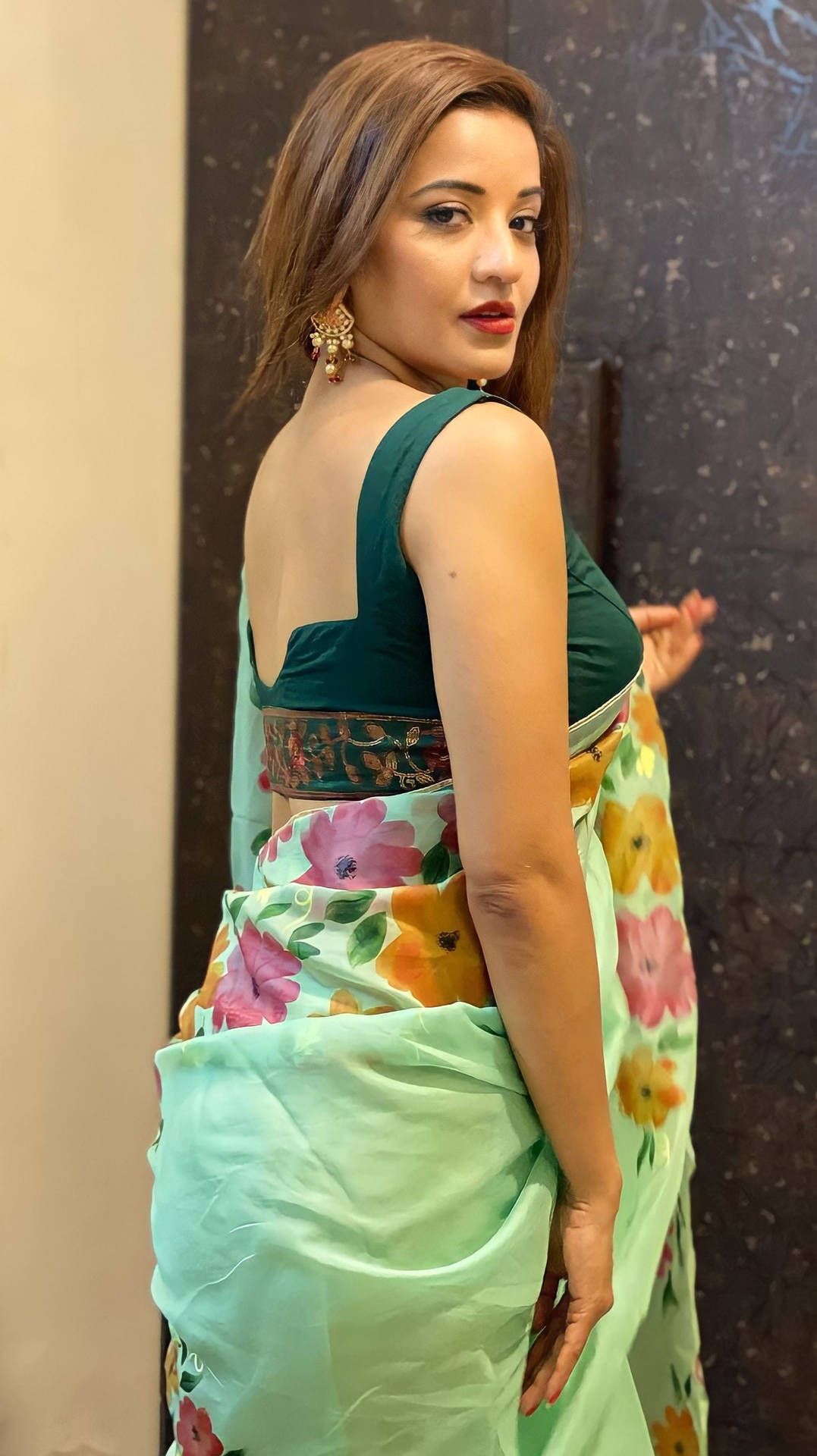 1077x1920 Download Bhojpuri Actress Glowing in a Radiant Floral Saree Wallpaper