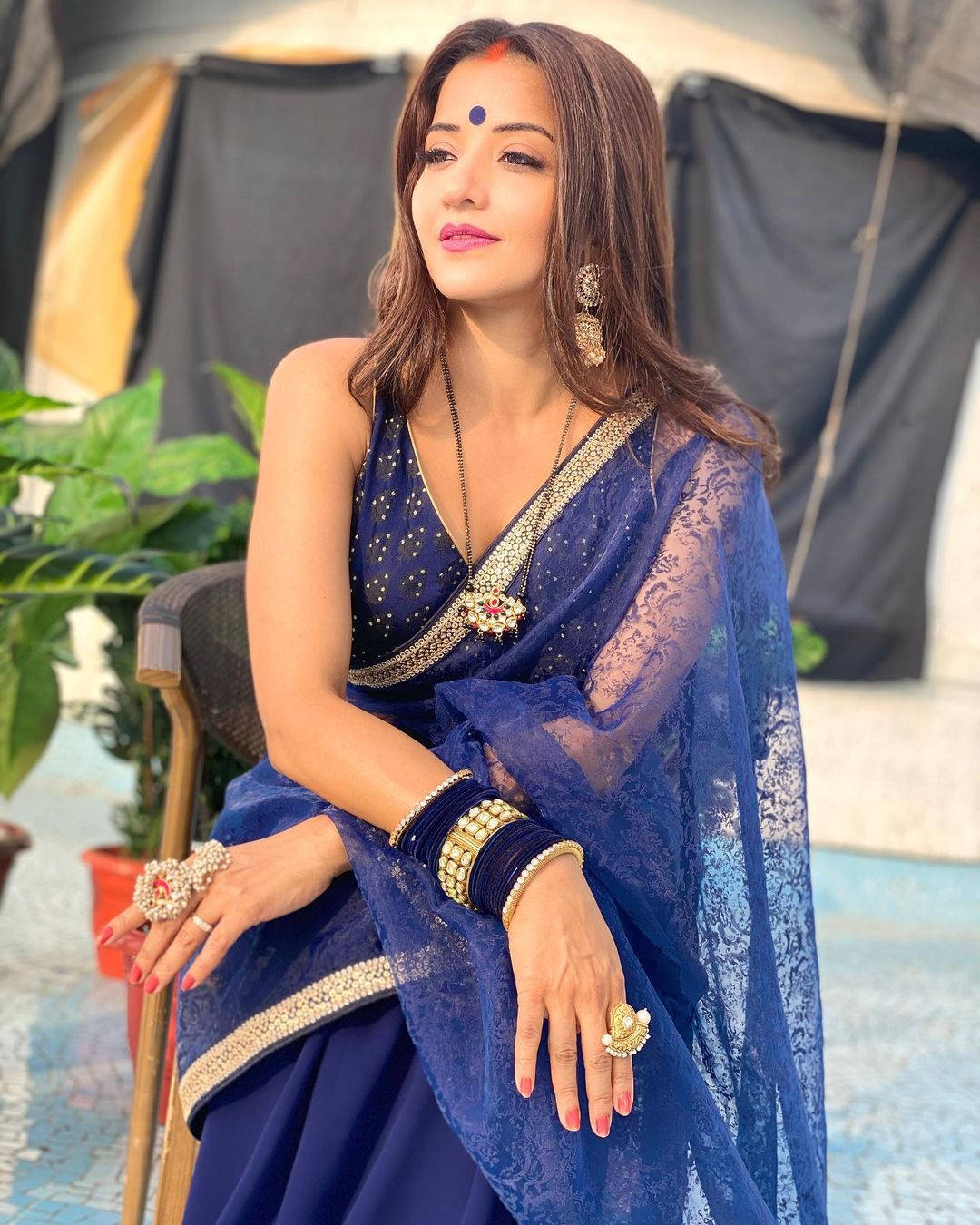 1080x1350 Download Bhojpuri Actress With See Through Saree Wallpaper