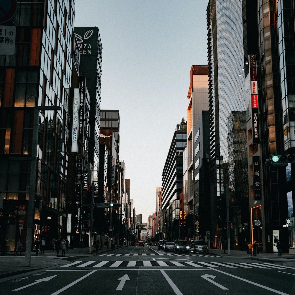 1000x1000 A city street filled with lots of tall buildings photo