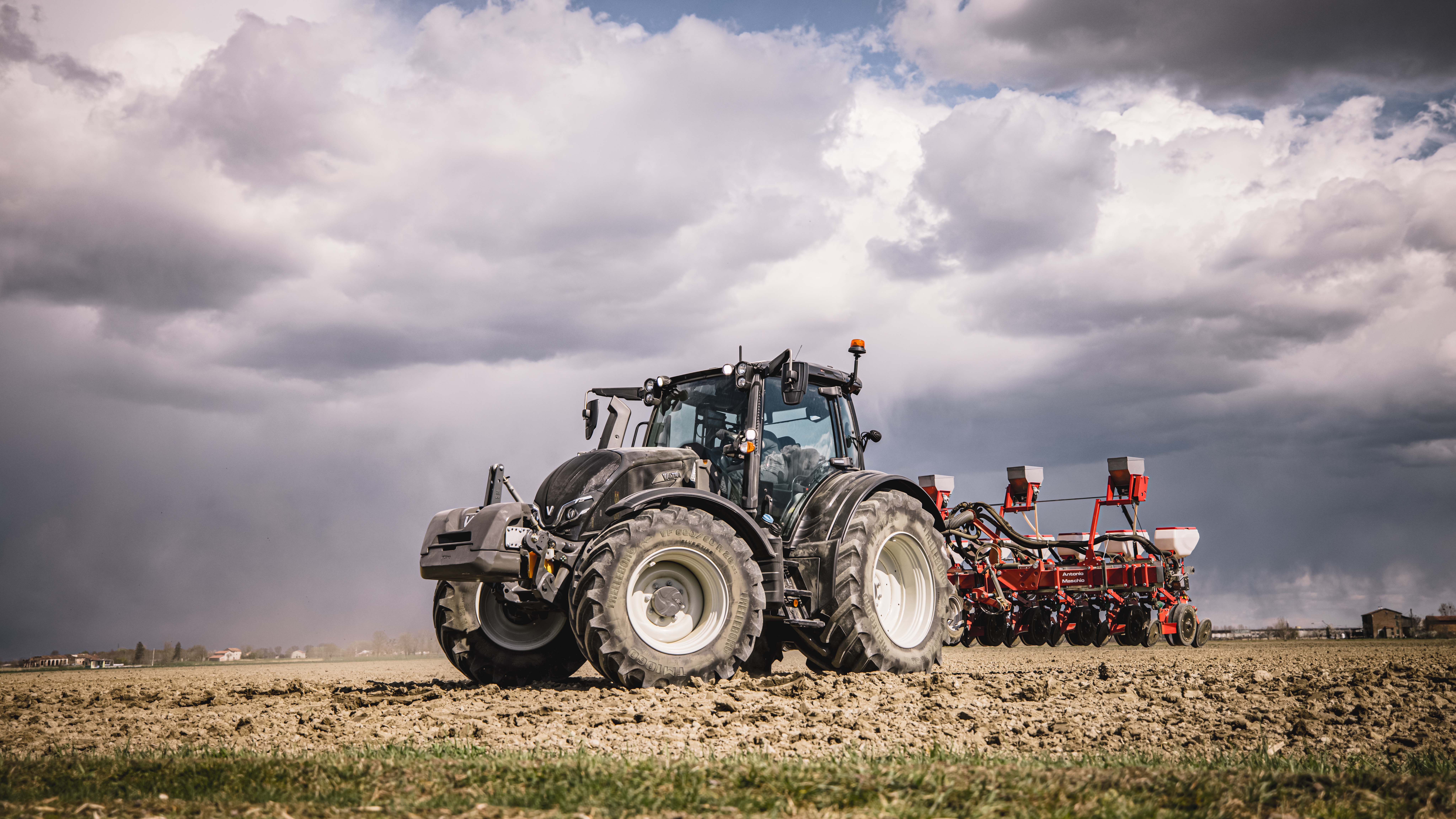 8192x4608 News. SmartTurn automatically turns the tractor