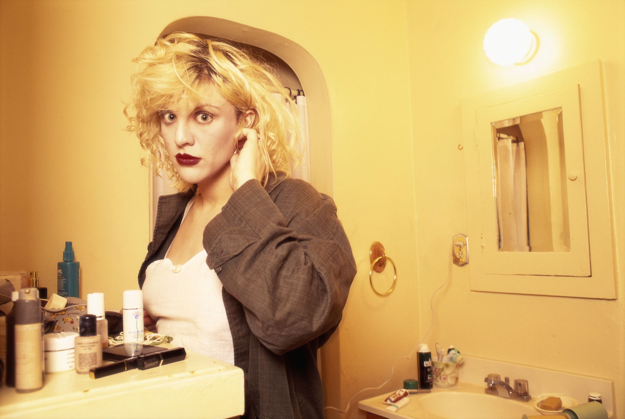 2400x1611 Music Courtney Love HD Wallpaper