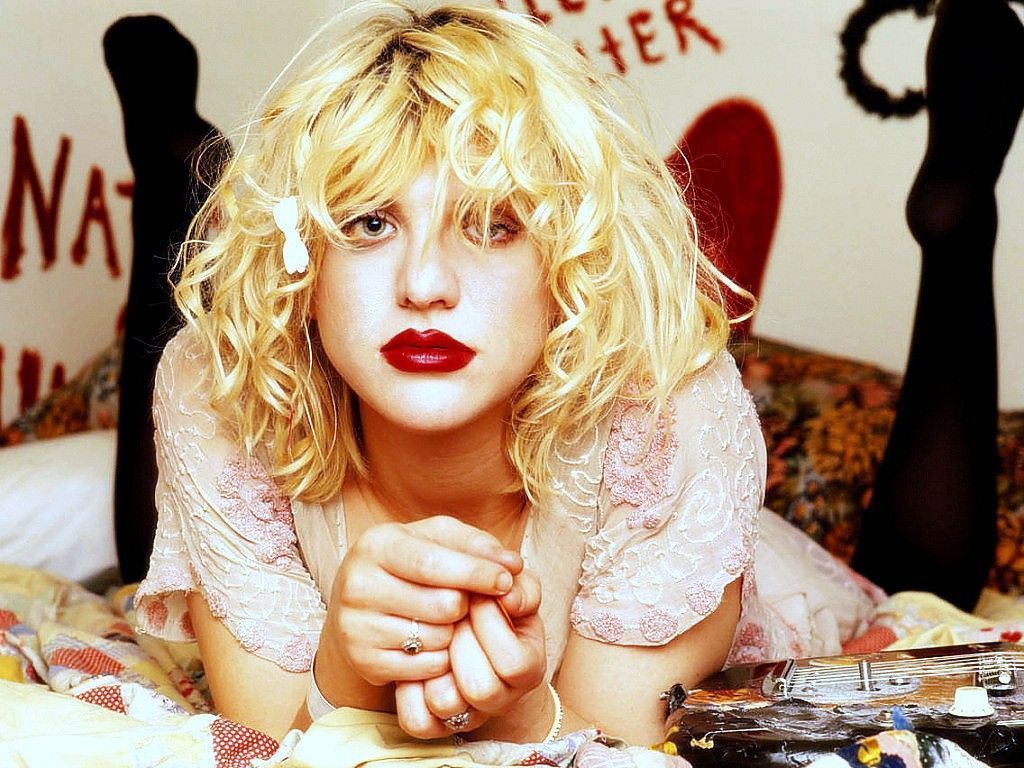 1024x768 Pregnant Courtney Love photographed by Alan Levenson in her and Kurt Cobain's apartment, Los Angeles 1992. Courtney love, Courtney, Courtney love hole