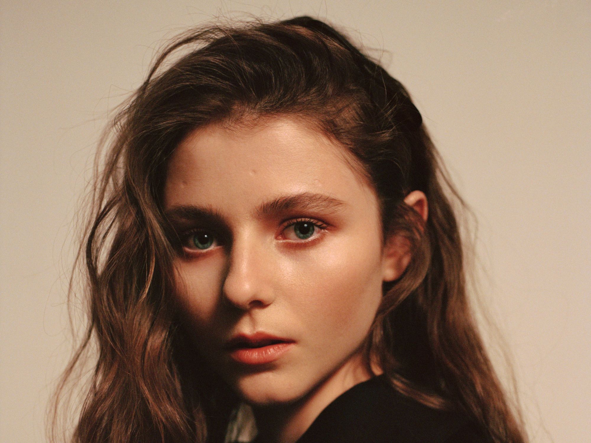 2000x1500 Celebrity Thomasin McKenzie HD Wallpaper