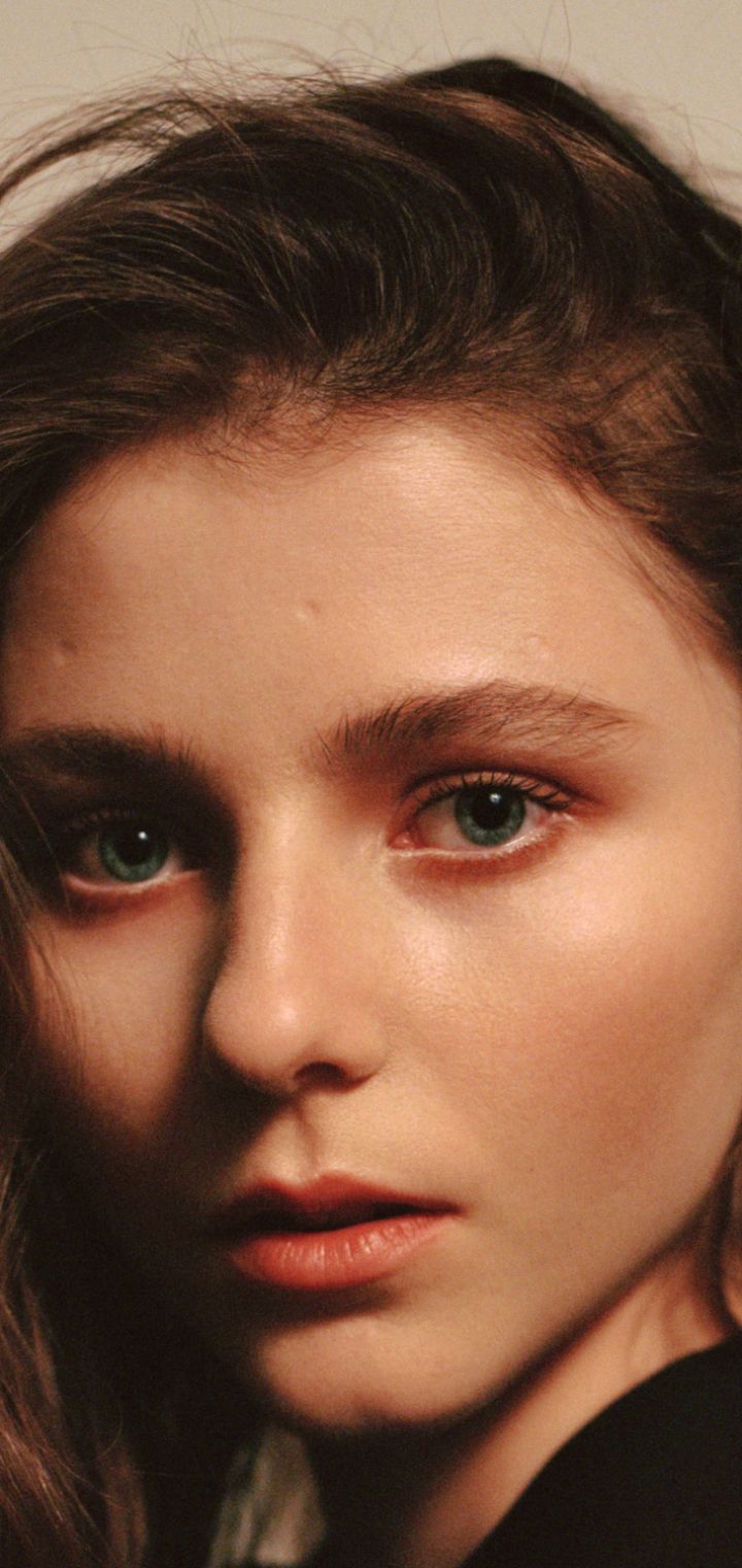 720x1520 Thomasin McKenzie Phone Wallpaper