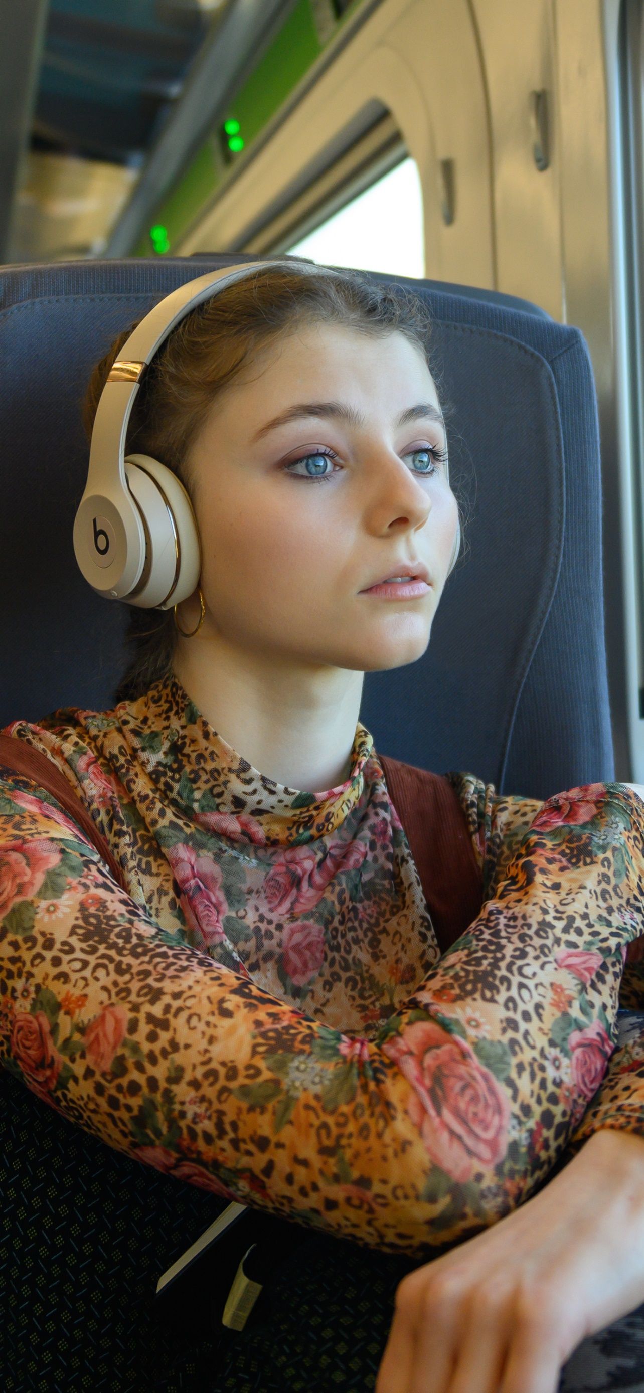 1284x2778 Wallpaper / Movie Last Night in Soho Phone Wallpaper, Thomasin McKenzie, 1284x2778 free download