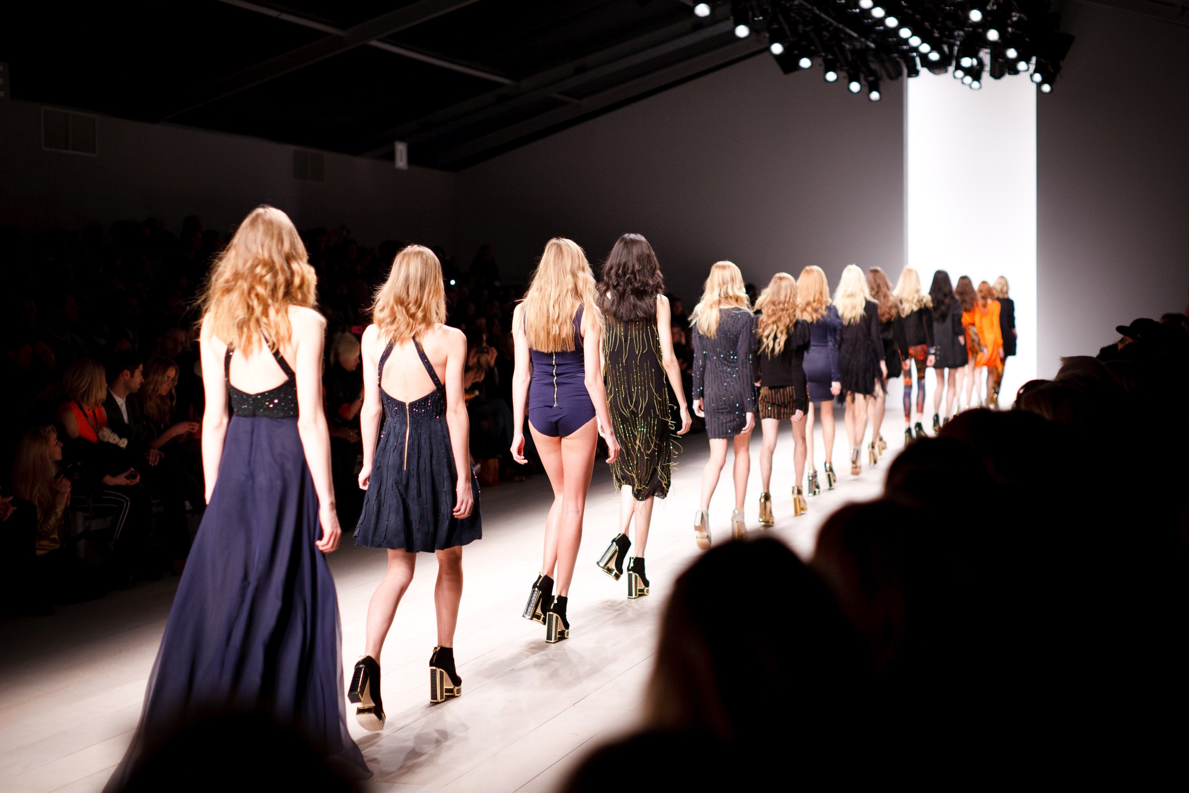 3840x2560 Wallpaper / a long line of female models on the catwalk, female models on the catwalk 4k wallpaper free download