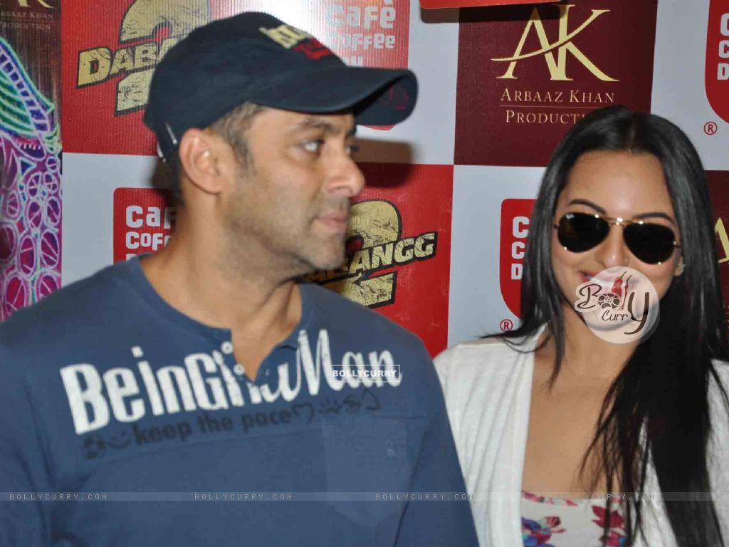 1024x768 Wallpaper Khan and Sonakshi Sinha at film DABANGG 2 promotions at Cafe Coffee Day size:1024x768