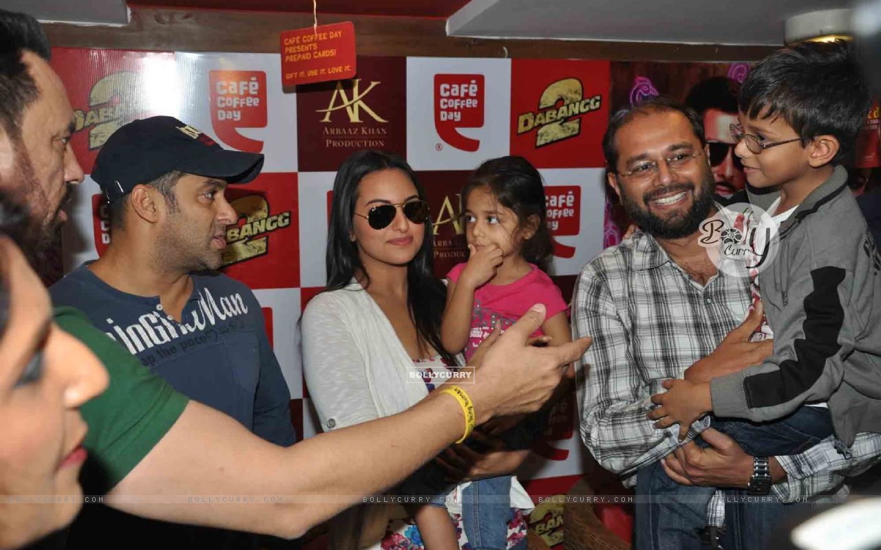 1280x800 Wallpaper Khan and Sonakshi Sinha at film DABANGG 2 promotions at Cafe Coffee Day size:1280x800
