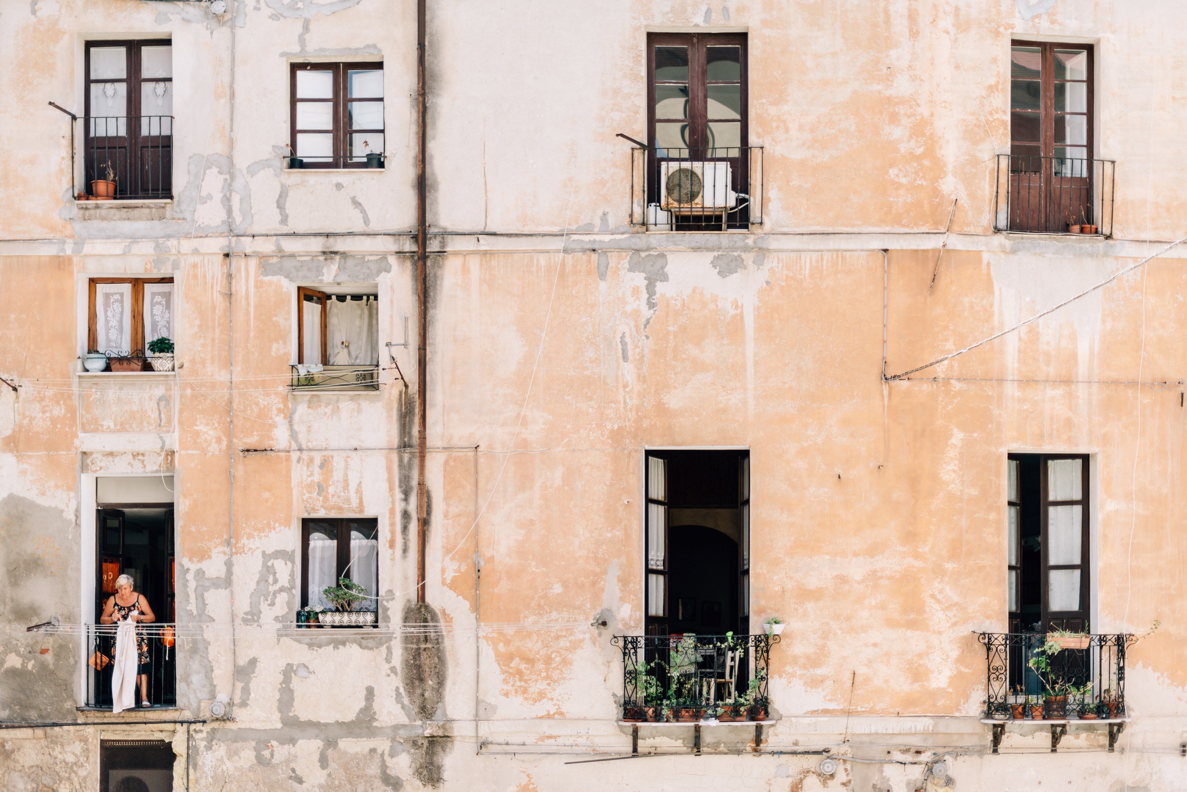 3840x2563 Wallpaper / a worn down building with superb contrast and character this is why cagliari italy is beautiful, _old buildings with windows 4k wallpaper free download