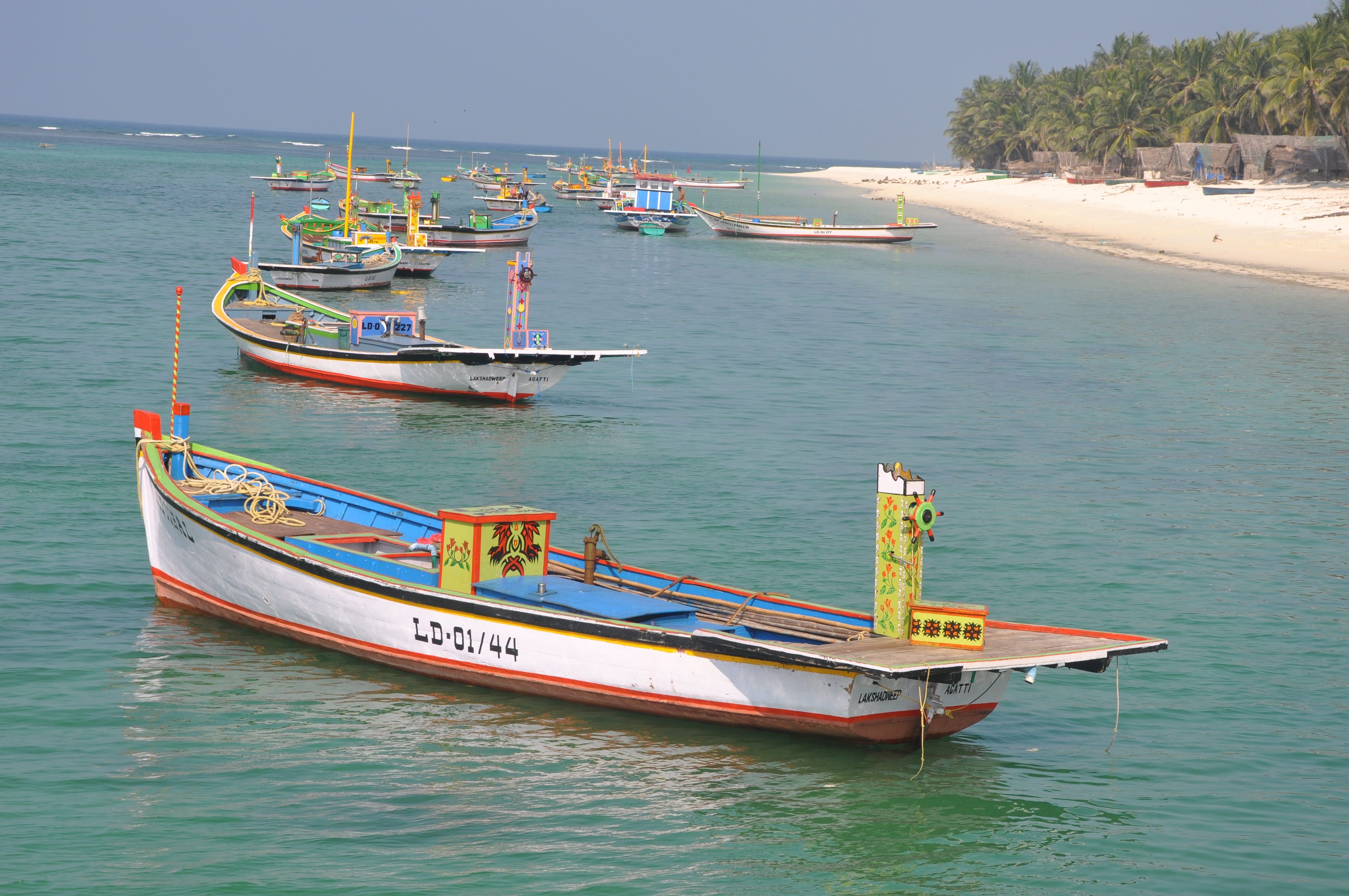 4288x2848 Wallpaper / blue, water, waterfront, sea, anchored, 4K, clear sky, Beach, coastline, transportation, Lakshadweep, nautical Vessel, sky, day, fishing boat, rowboat free download