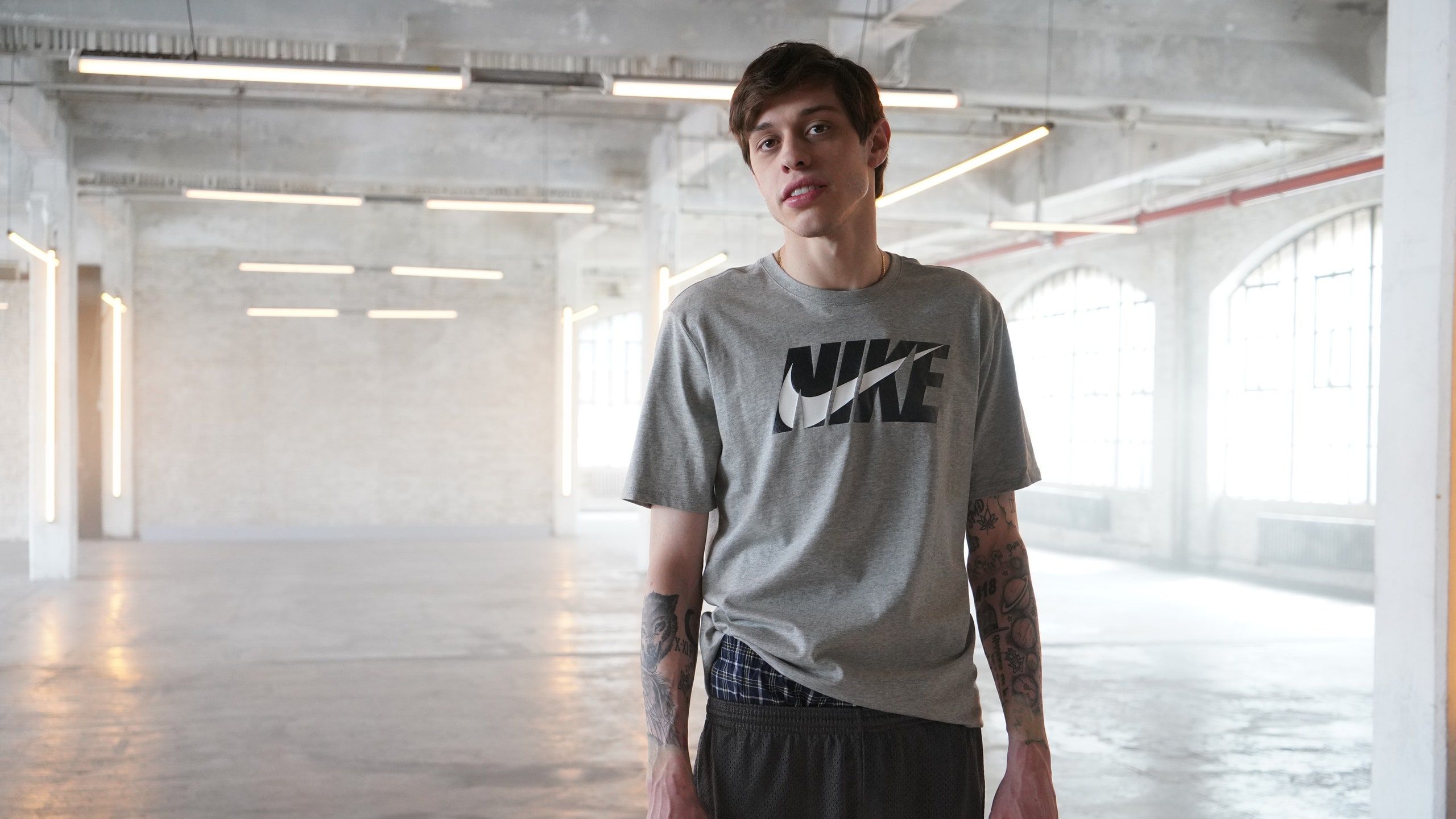 2560x1440 Pete Davidson Thinks He Was This Piece of Furniture in a Past Life
