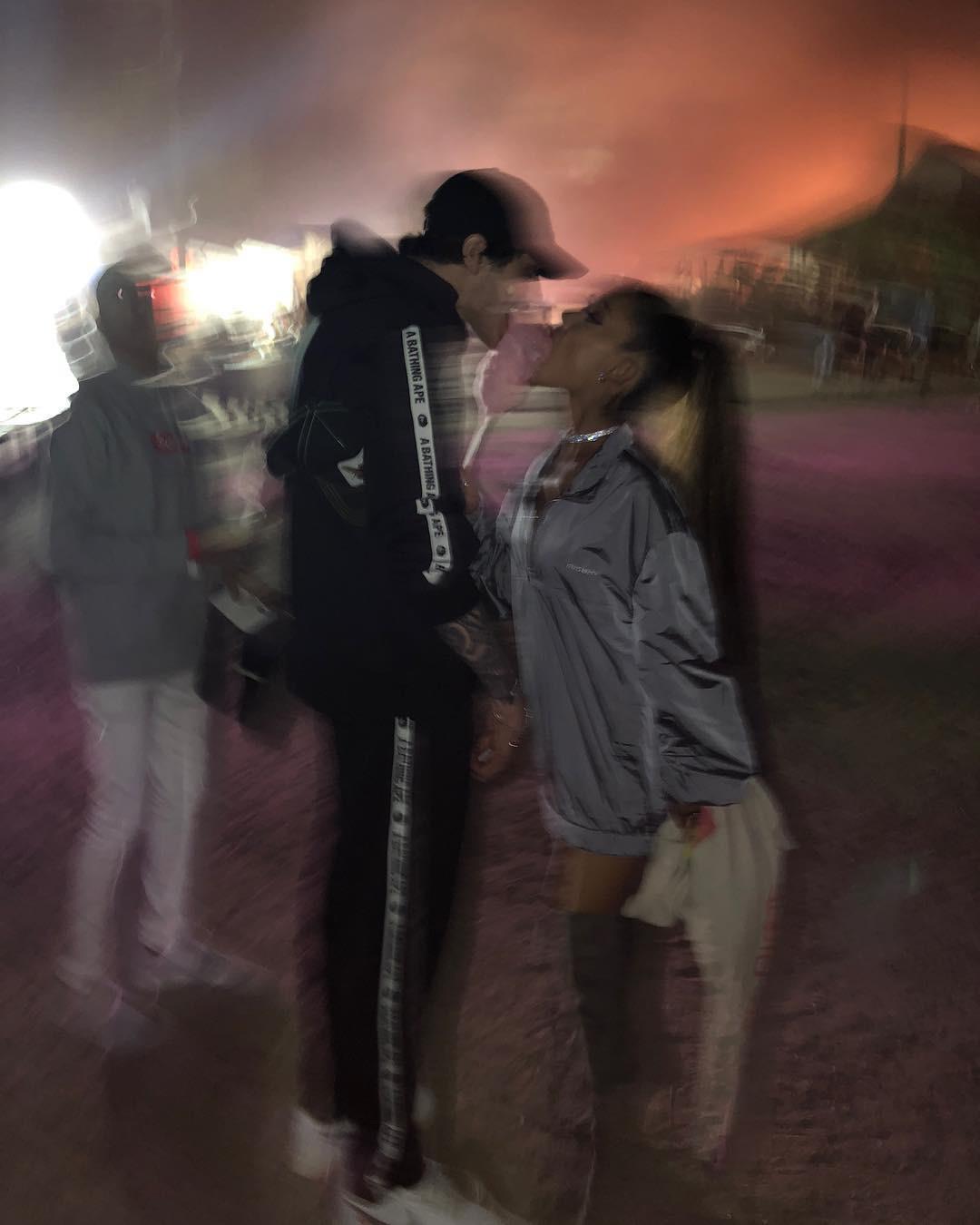 1080x1350 Ariana Grande Pete Davidson Wallpaper