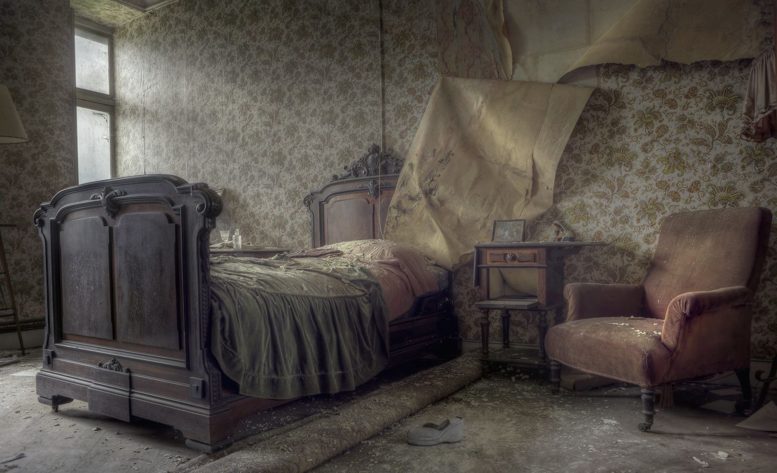 1599x974 Ghost ( explore ). A creepy bedroom that had the wallpaper