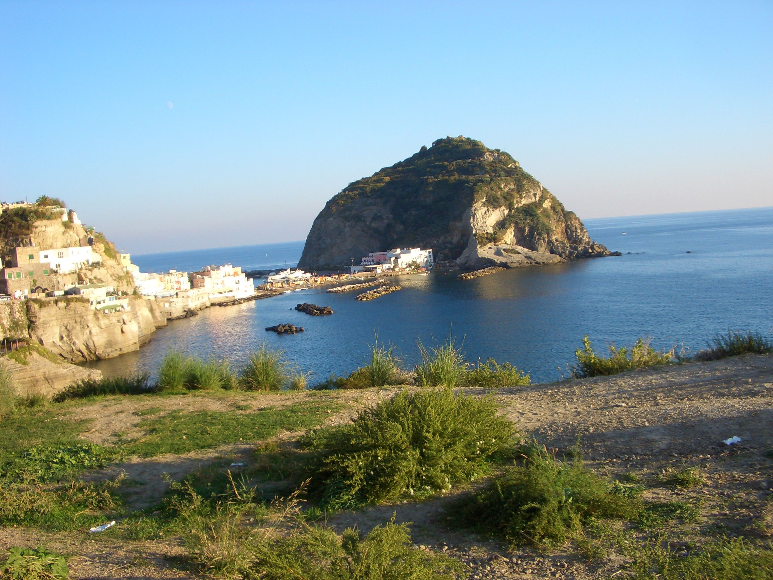 2560x1920 Coast on the island of Ischia, Italy Desktop wallpaper 600x382