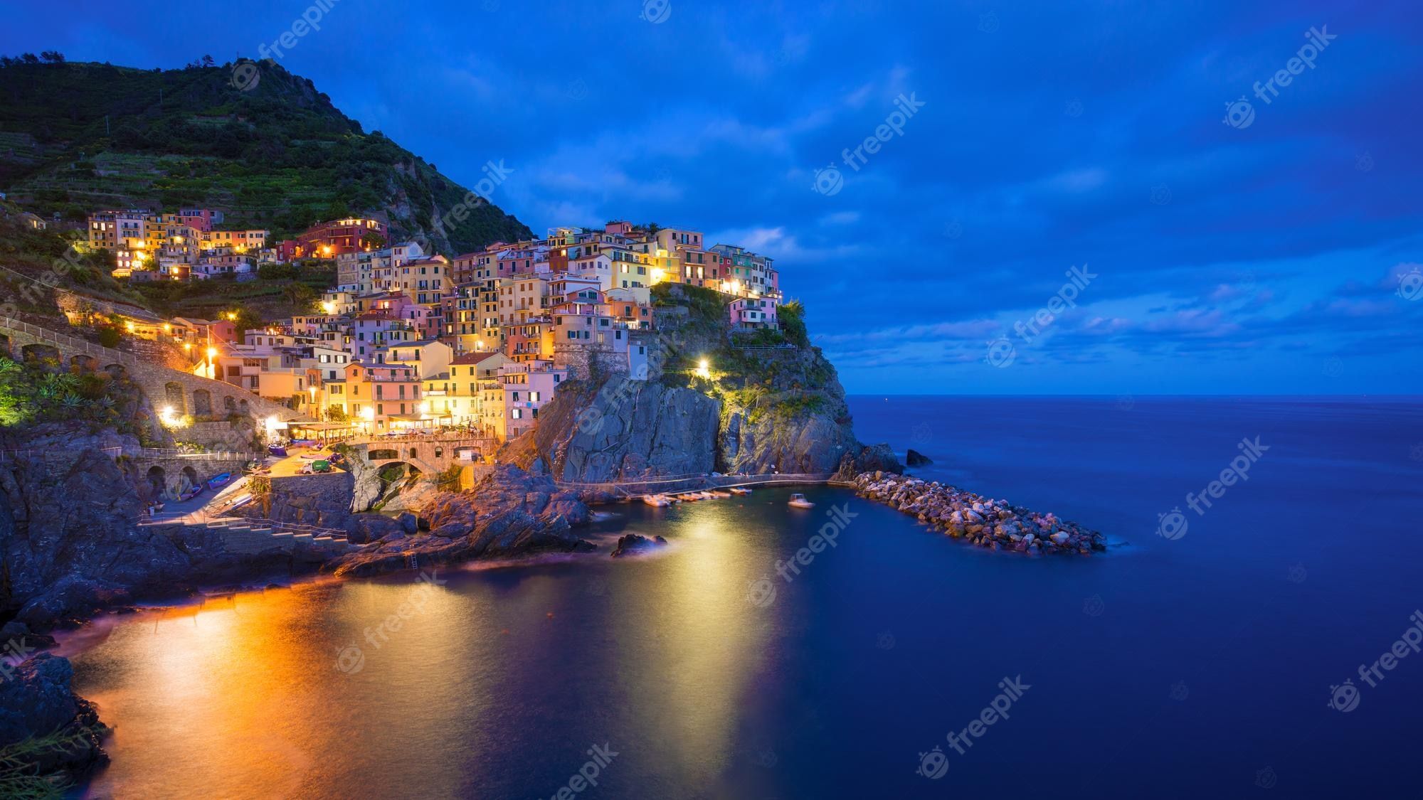 2000x1125 Premium Photo. Beautiful colorful panoramic photo of village manarola by night in cinque terre italy