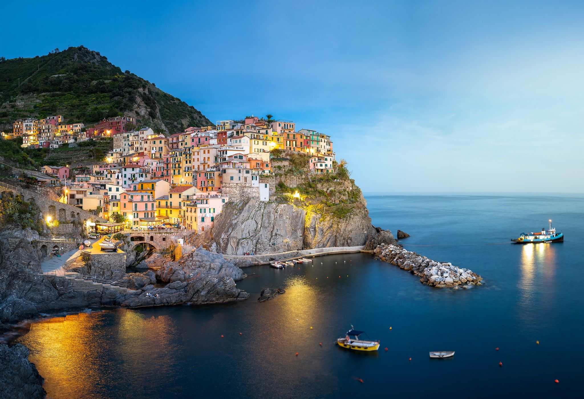 2048x1400 Art photo of the coast of Italy