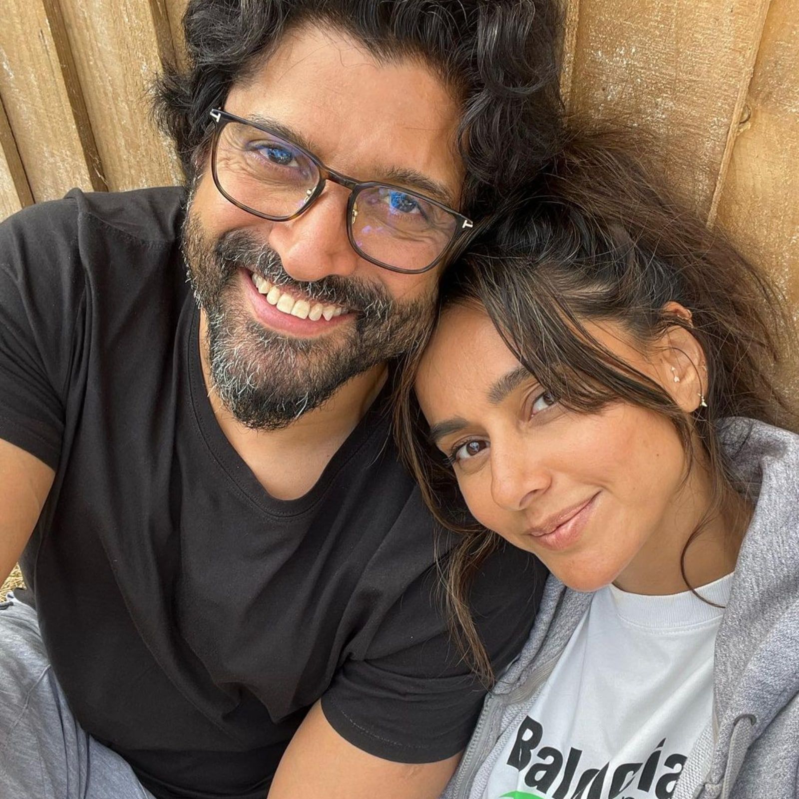 1600x1600 Farhan Akhtar and Shibani Dandekar Turn 'Park Posers' With Latest Pics
