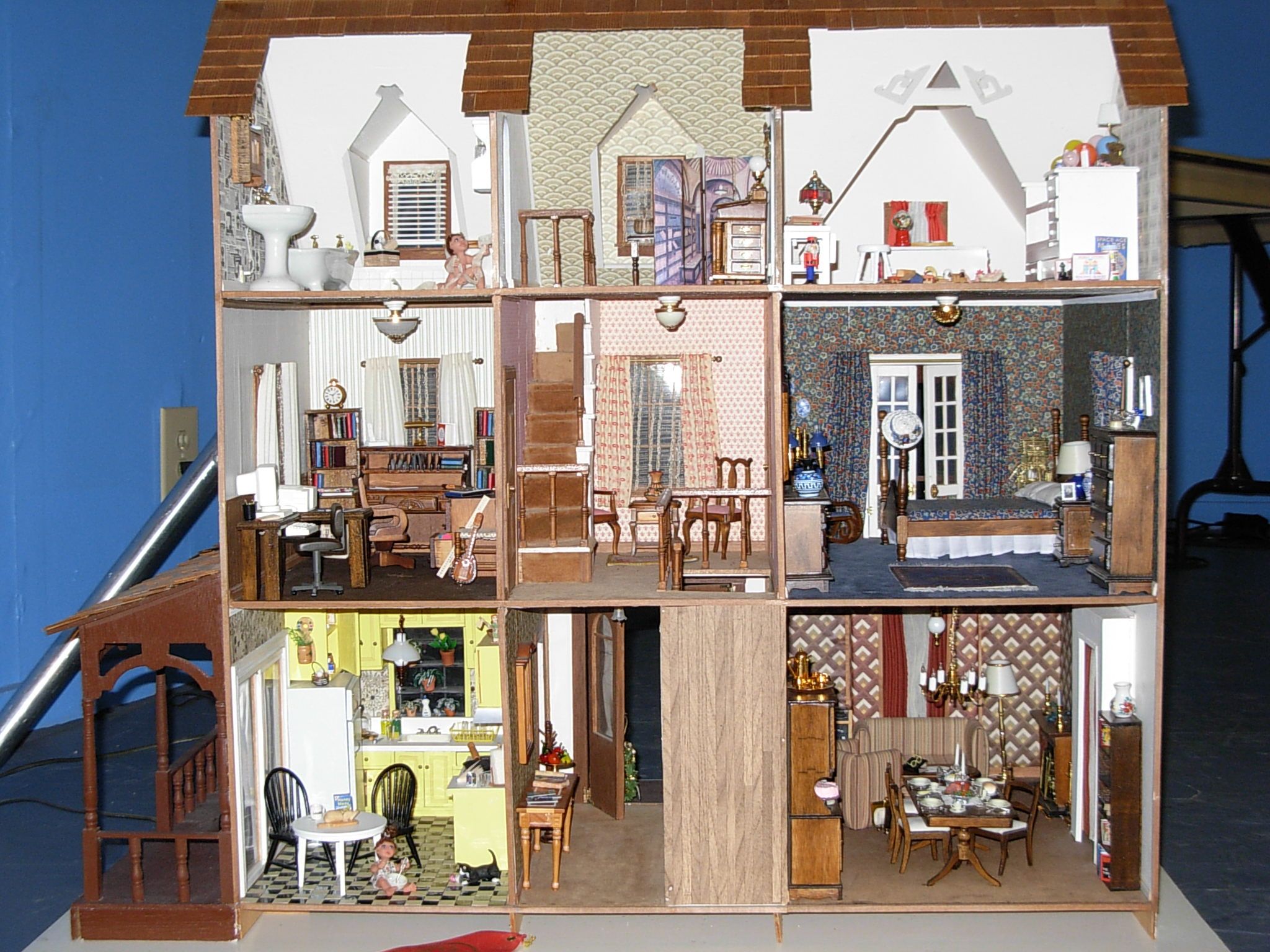 Doll house. Кукольный домик Мириам Шапиро. Кукольный дом в разрезе. Первый кукольный домик. Домик в разрезе для кукол.