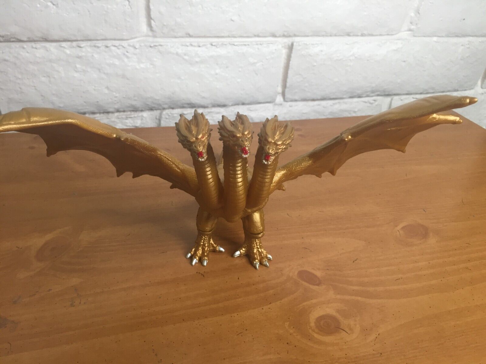 1600x1200 King Ghidorah Gold in Color - 3 Headed Monster Zero
