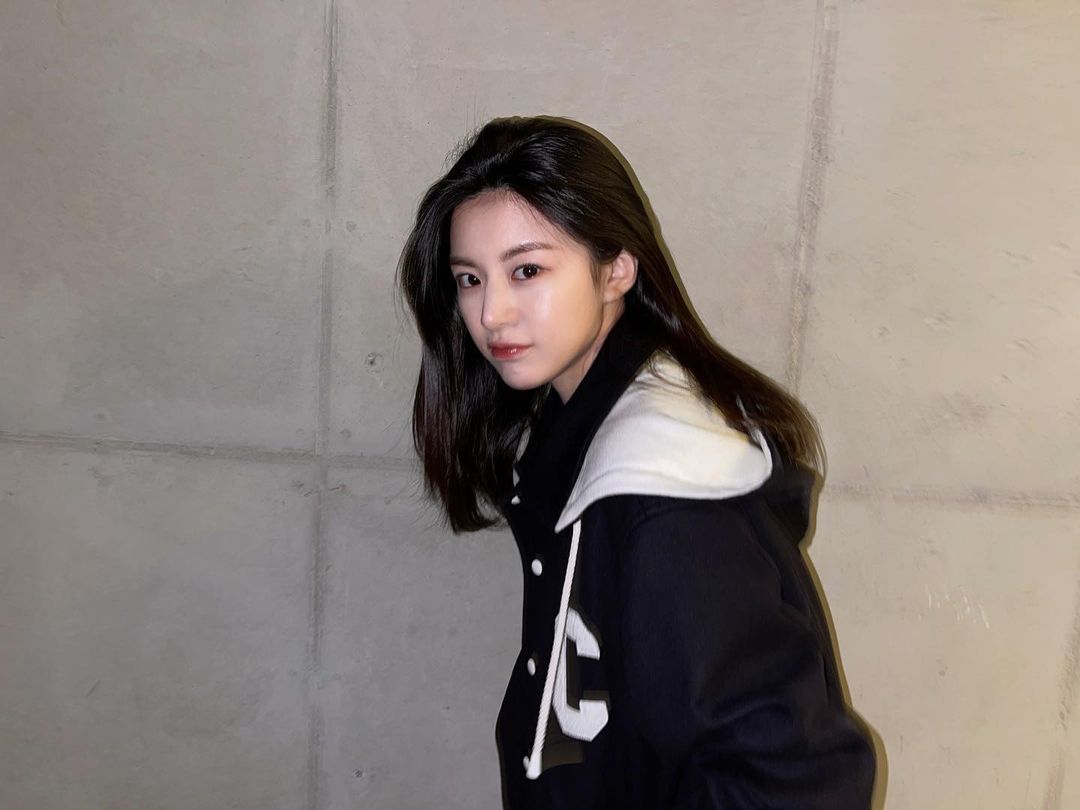 1080x810 Actress Go Yoon Jung