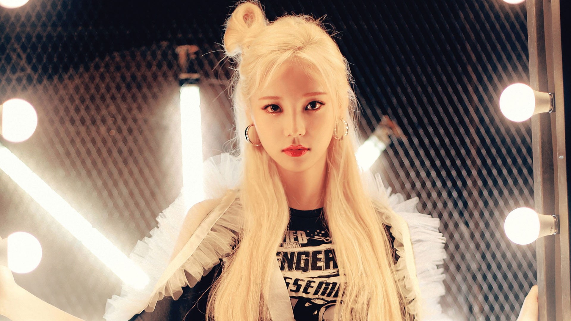 1920x1080 Wallpaper / JinSoul, Beautiful Woman, Illuminated, Young Adult, Front View, Asian, Lighting Equipment, LOONA, Lifestyles, K Pop, Looking At Camera, Hair, Women, Blond Hair Free Download