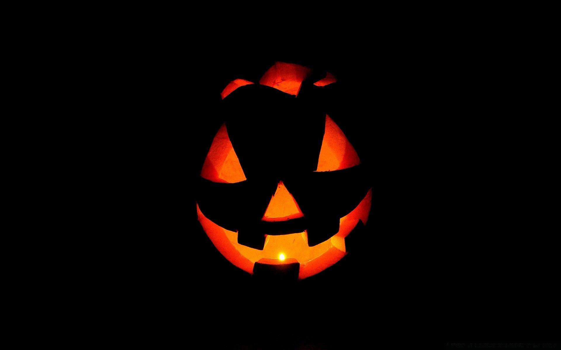 1920x1200 The ominous pumpkin. Glowing pumpkin on a dark background wallpaper