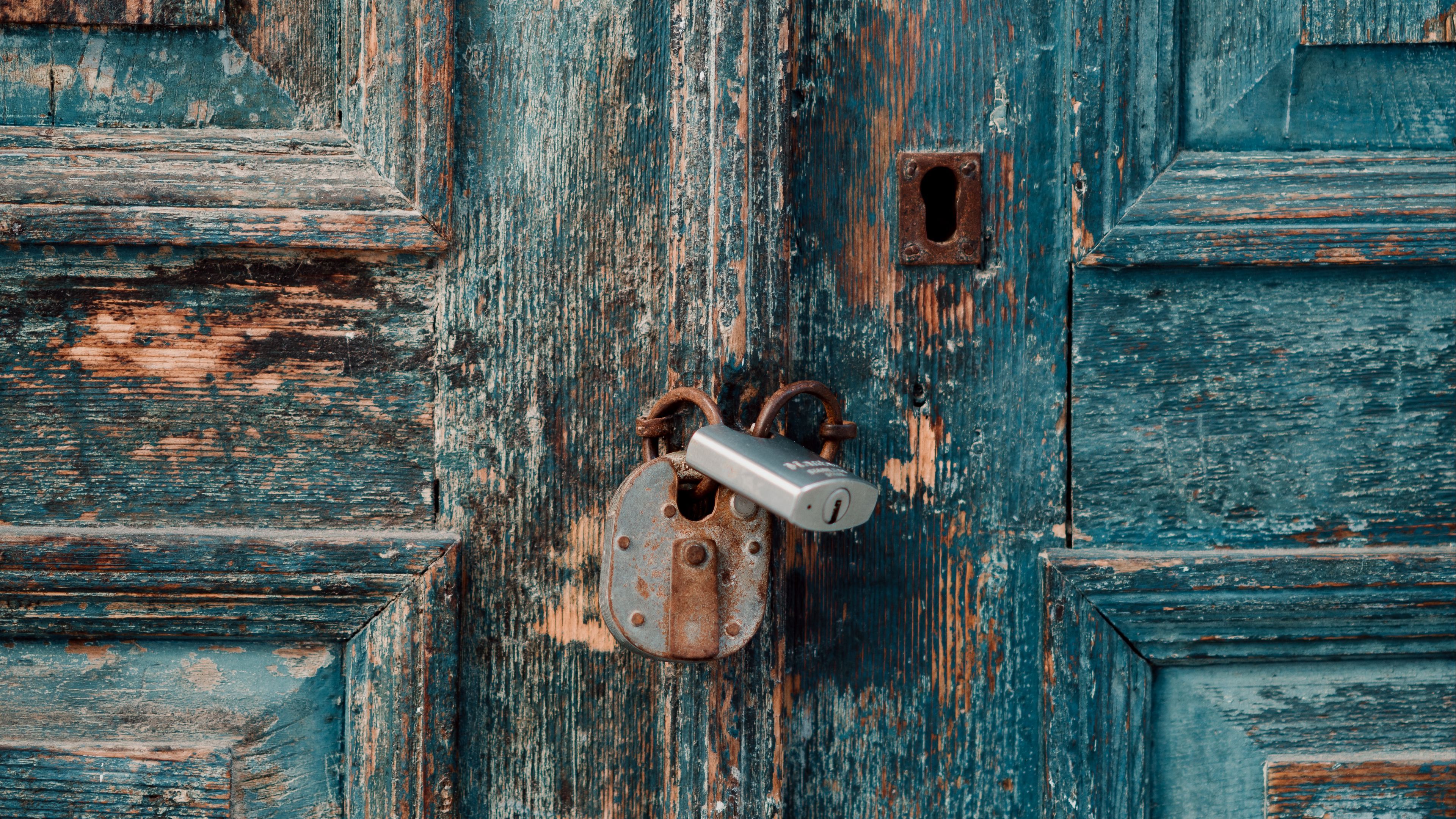 3840x2160 Wallpaper / door, lock, old, wooden, abandoned, 4k free download