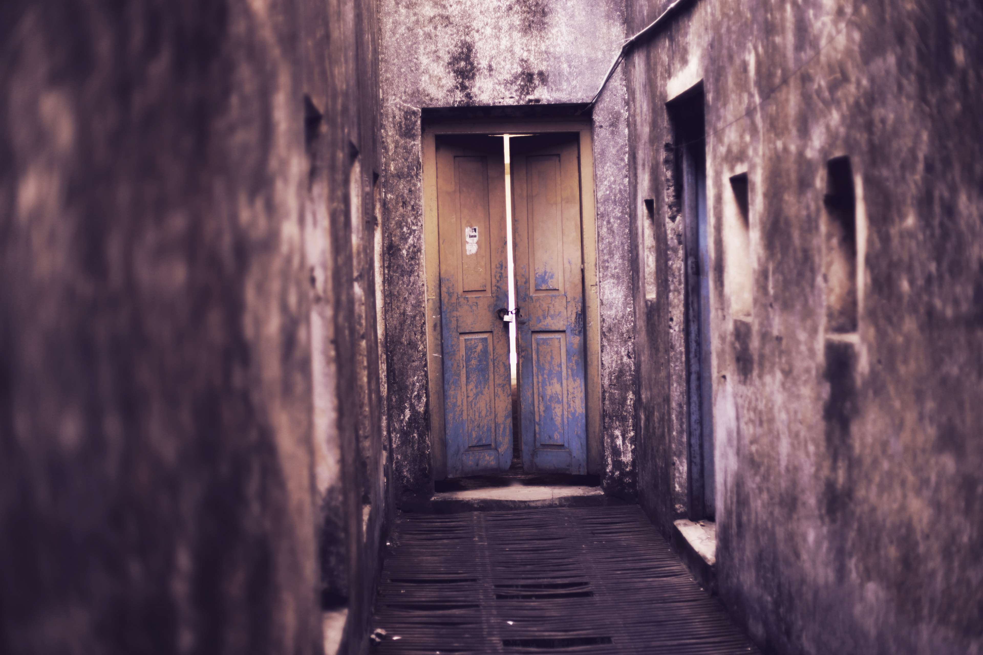 3840x2560 Old Door Wallpaper