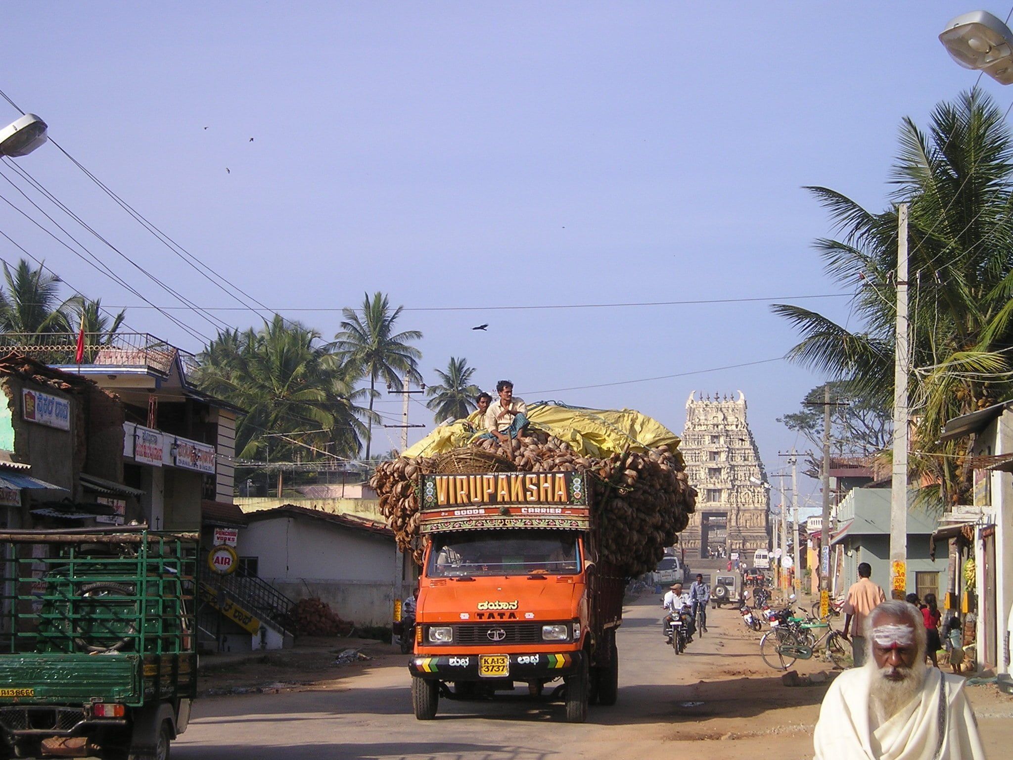 2048x1536 Wallpaper / india, cars, mode of transportation, architecture, motor vehicle, road, crowded, truck, orange, vice, two, building exterior, plant, incidental people free download
