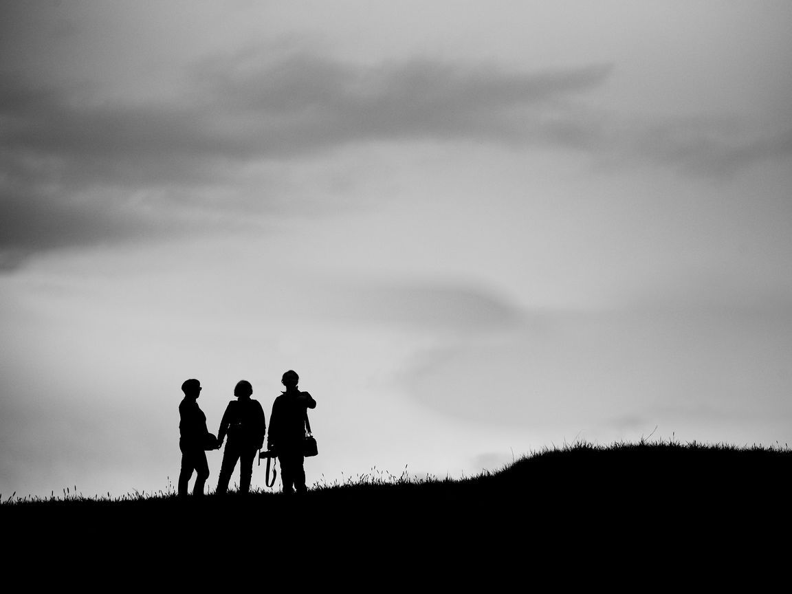 1152x864 Download wallpaper 1152x864 people, silhouettes, friends, black and white, dark standard 4:3 HD background