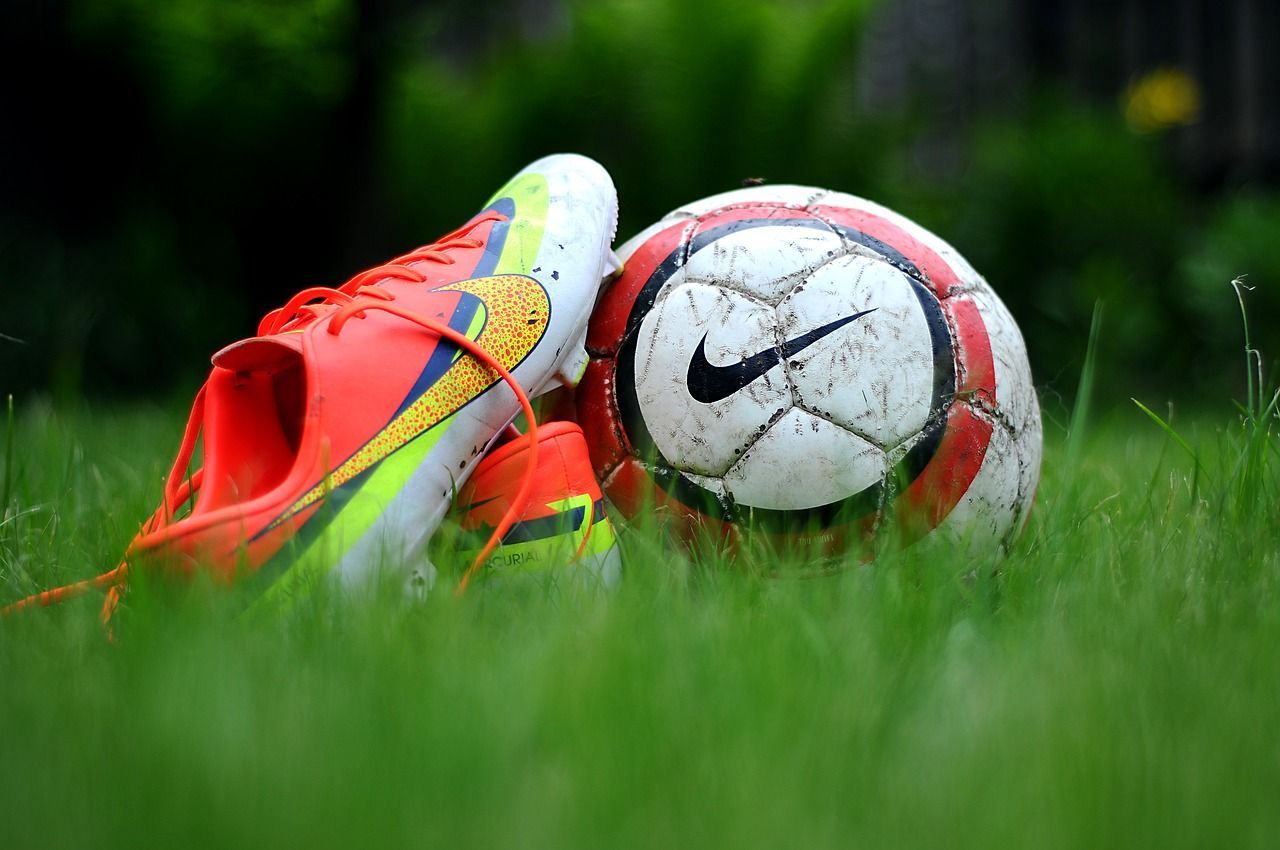 1280x850 Green Grass Shoes