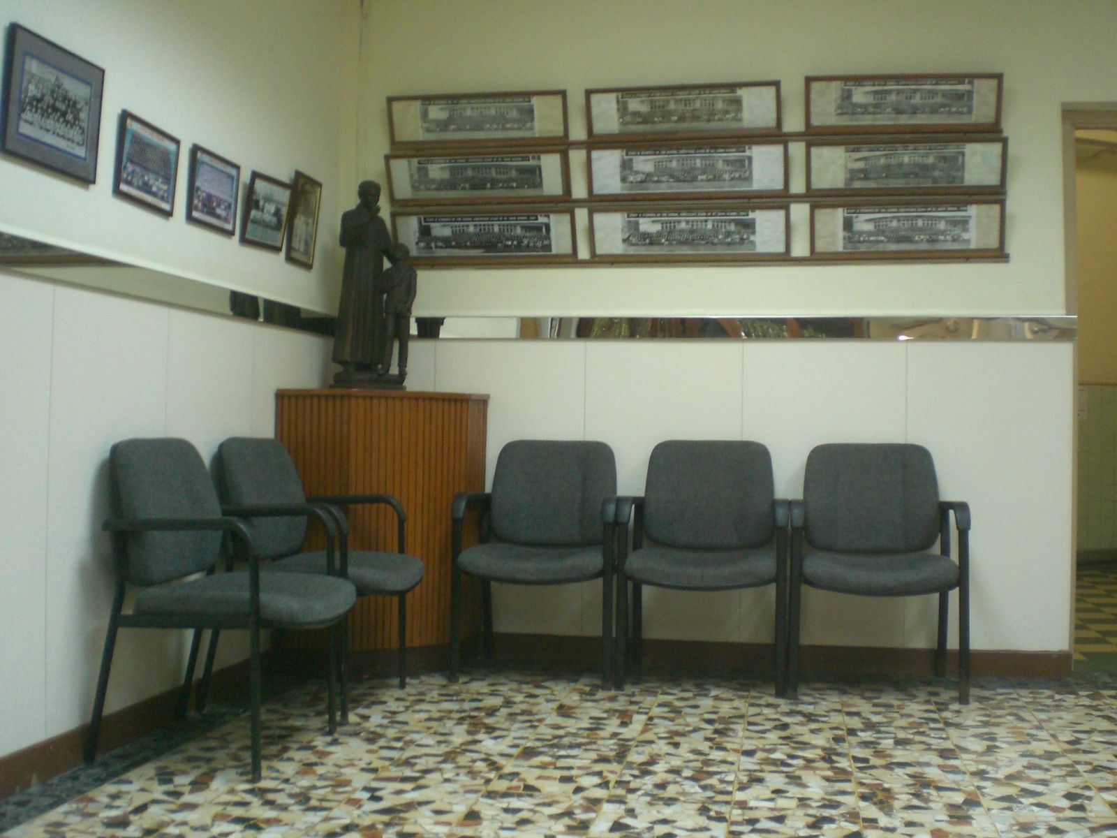 1600x1200 HK SYP St Louis School Open Day Sunday Waiting room
